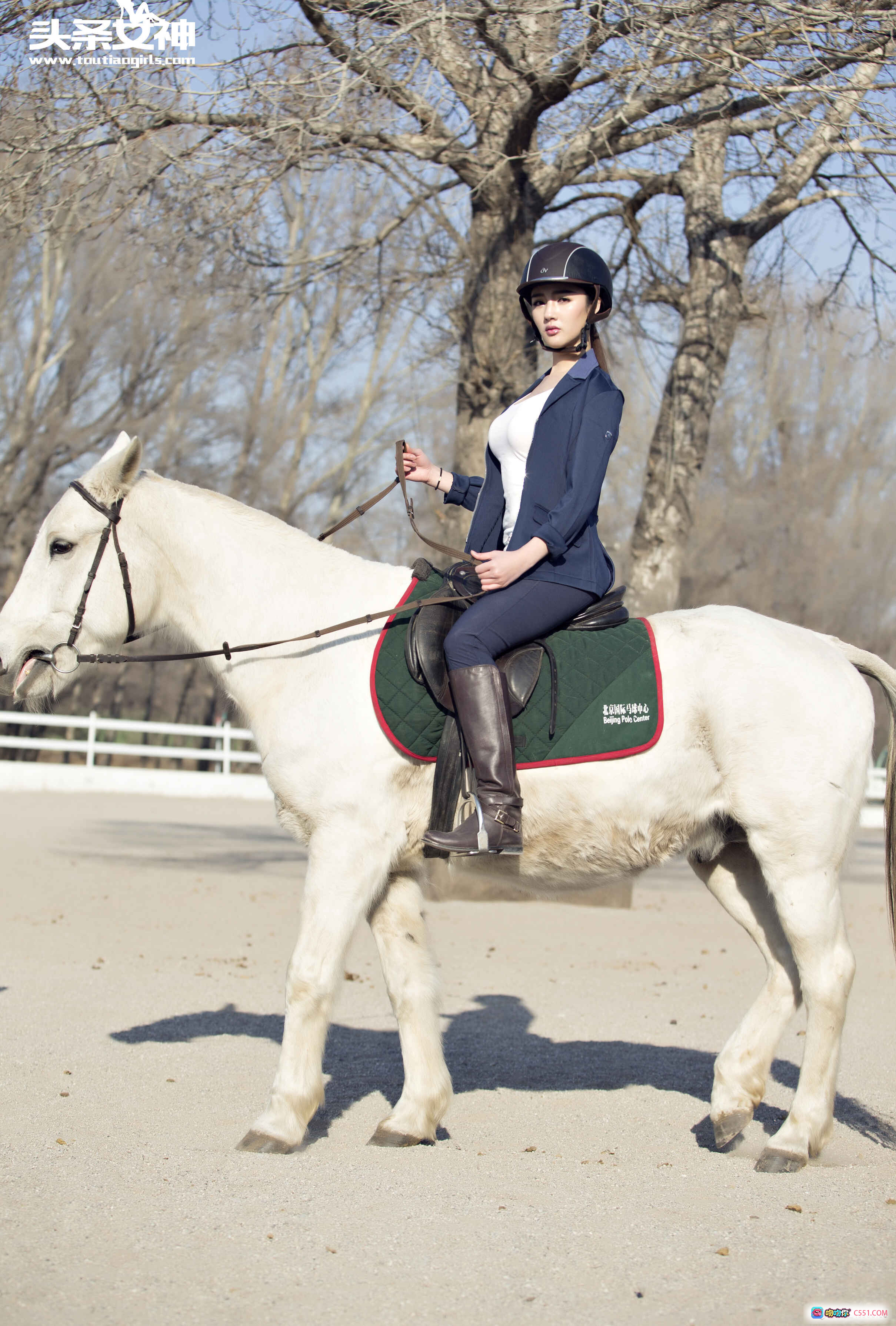 图片[3] - 头条女神郭婉婷马场写真：青春优雅与骏马相伴，深蓝西装粉缰绳，自然光影质感大片 - 就要吻