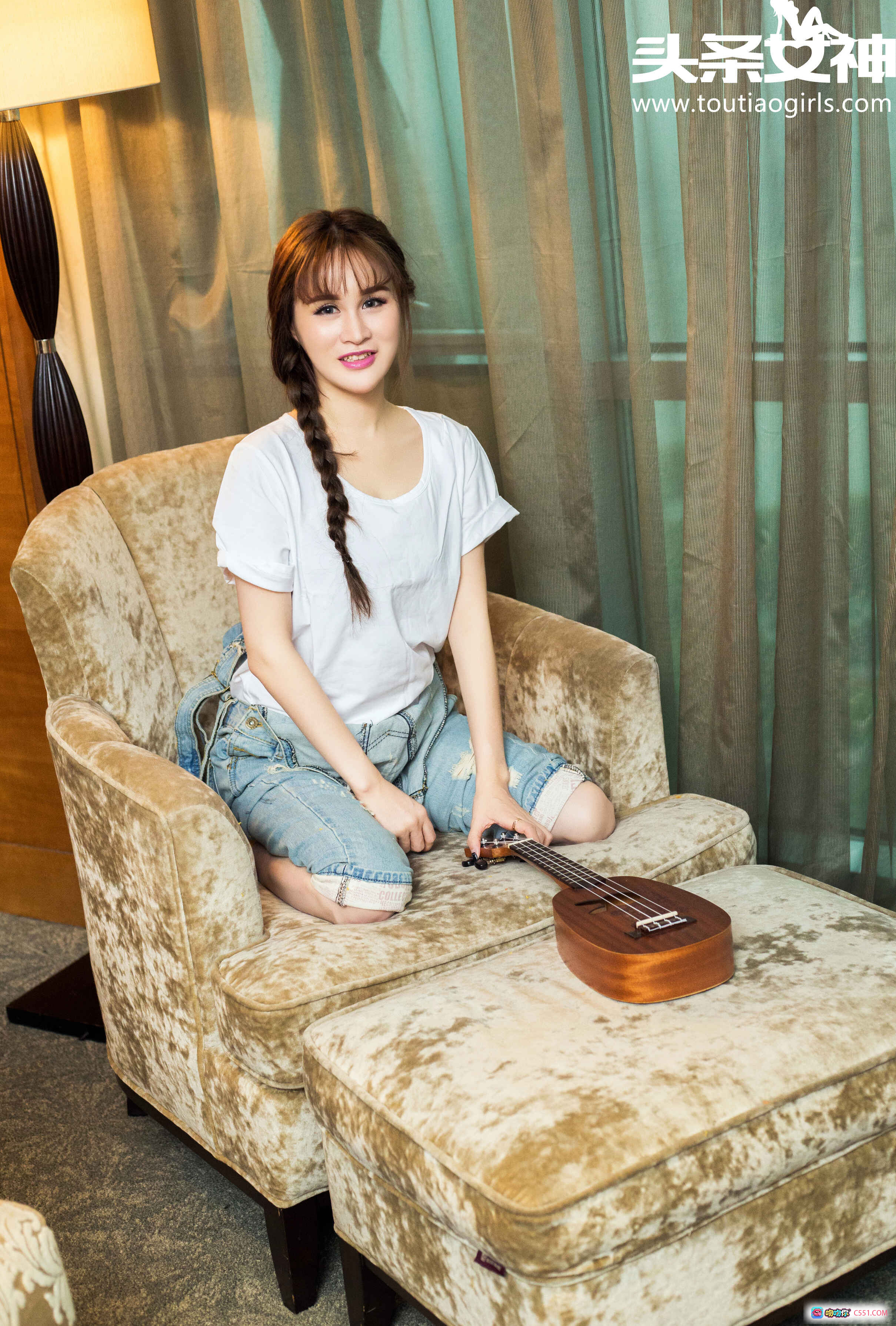 头条女神沈晓爱弹尤克里里写真，白T牛仔裤编发少女风，温馨室内沙发照 - 就要吻