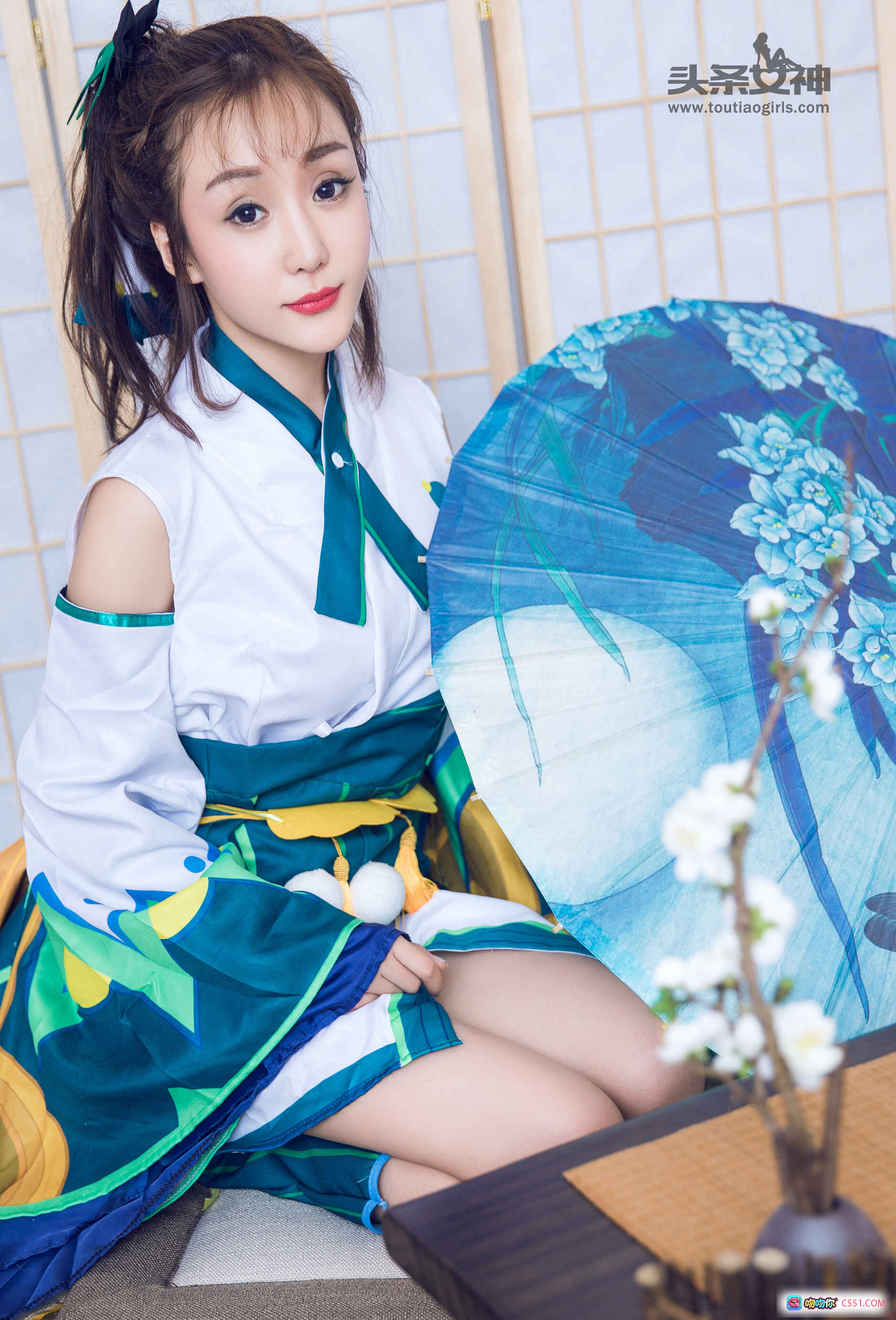 头条女神米粒儿古风写真：白绿和服造型+蓝色花伞+日式屏风背景+清纯甜美妆容+盘发蝴蝶结发饰 - 就要吻