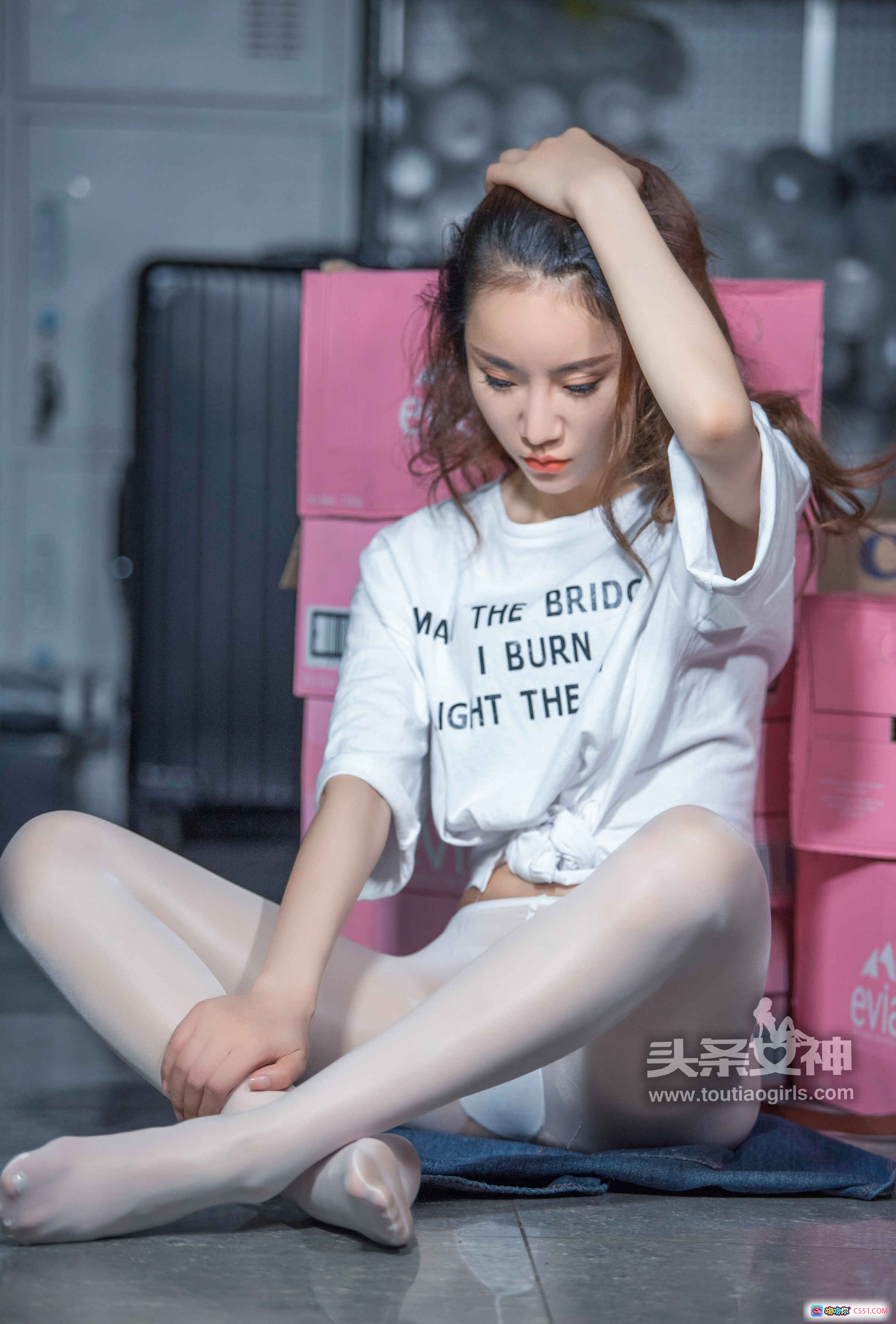 图片[6] - 171464头条女神樊安妮白丝袜写真 | 2017年6月5日清新性感美拍 | 真空白丝搭配字母T恤时尚出镜 - 就要吻