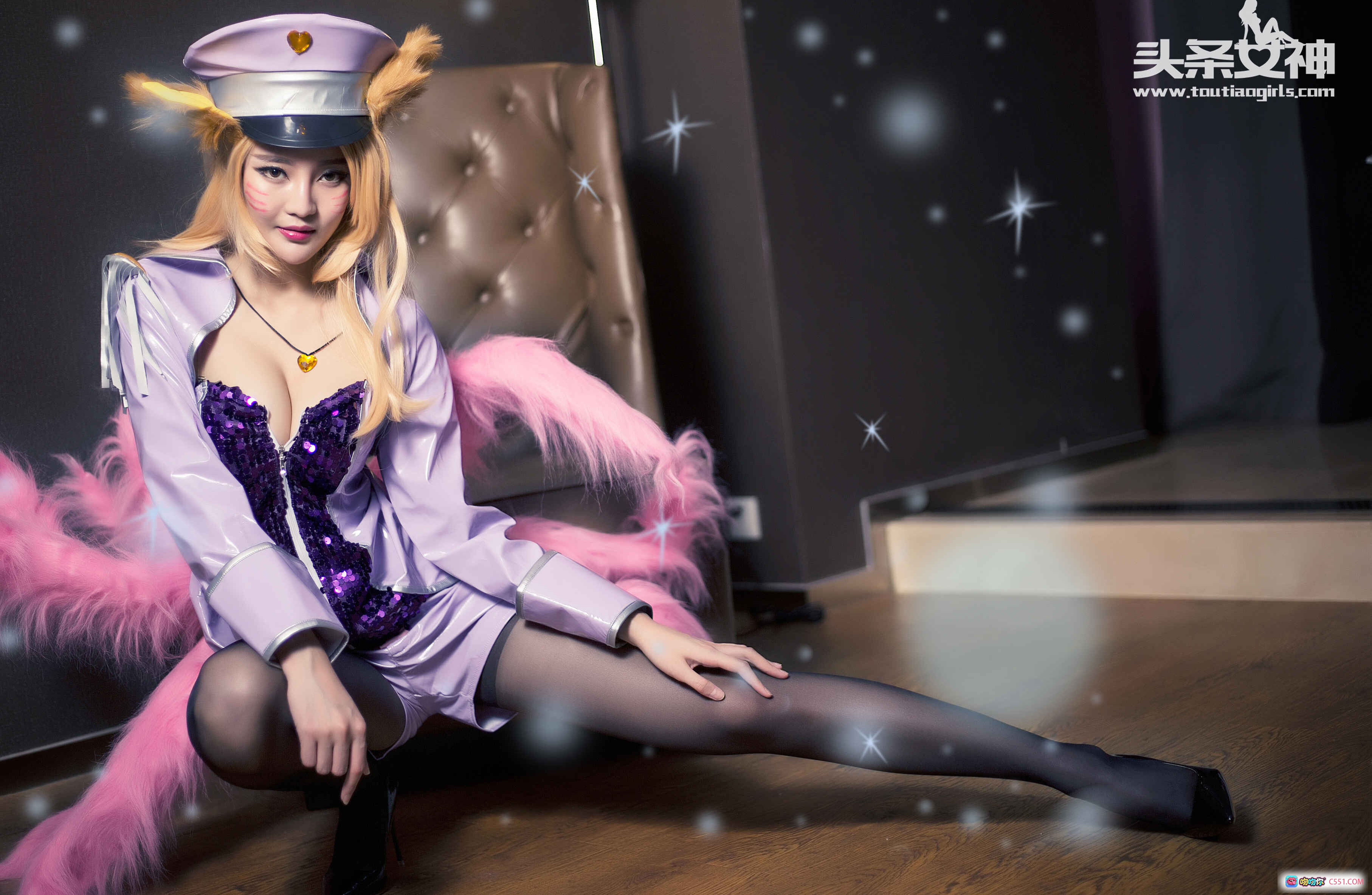 图片[10] - 头条女神九尾雪宝文雪Cosplay写真 紫色制服黑丝美腿粉毛披肩梦幻光效坐姿诱惑 - 就要吻