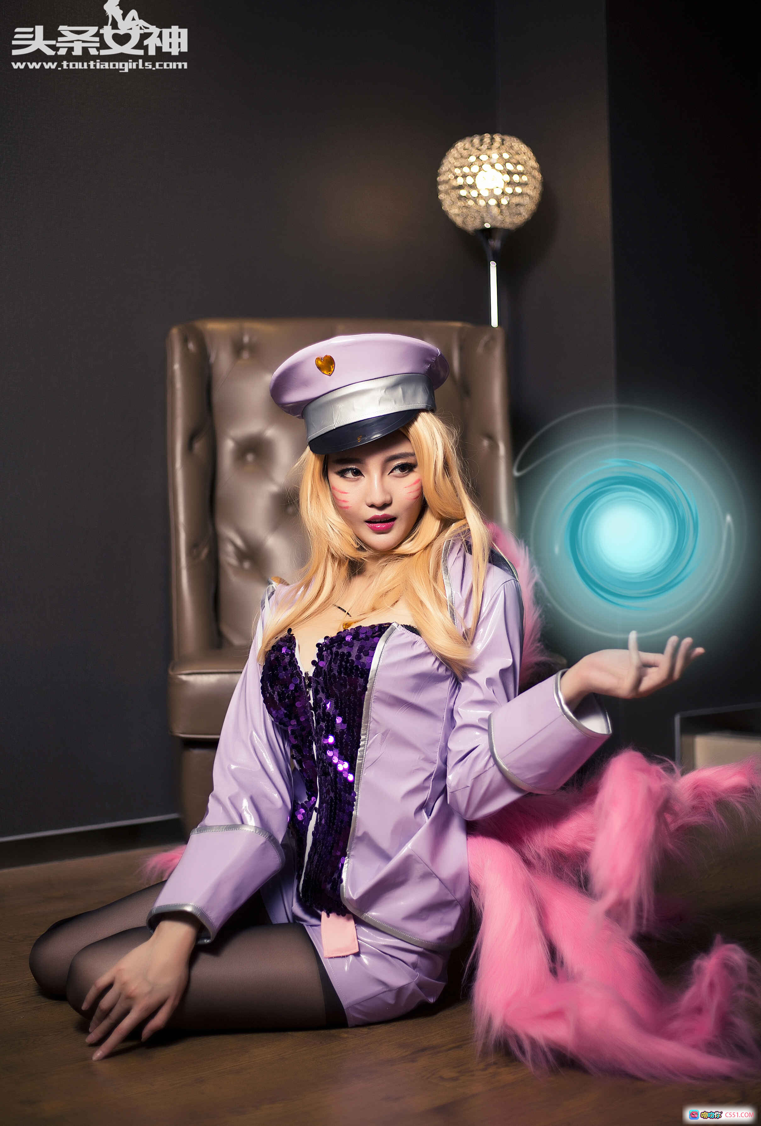 图片[2] - 头条女神九尾雪宝文雪Cosplay写真 紫色制服黑丝美腿粉毛披肩梦幻光效坐姿诱惑 - 就要吻