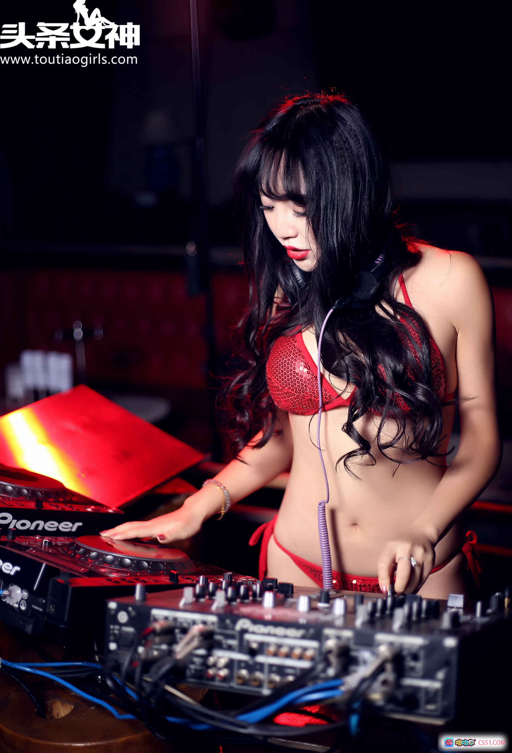 图片[7] - 头条女神林茜电音诱惑写真｜湖人24号球衣+红沙发+耳机造型性感美腿高清图集 - 就要吻