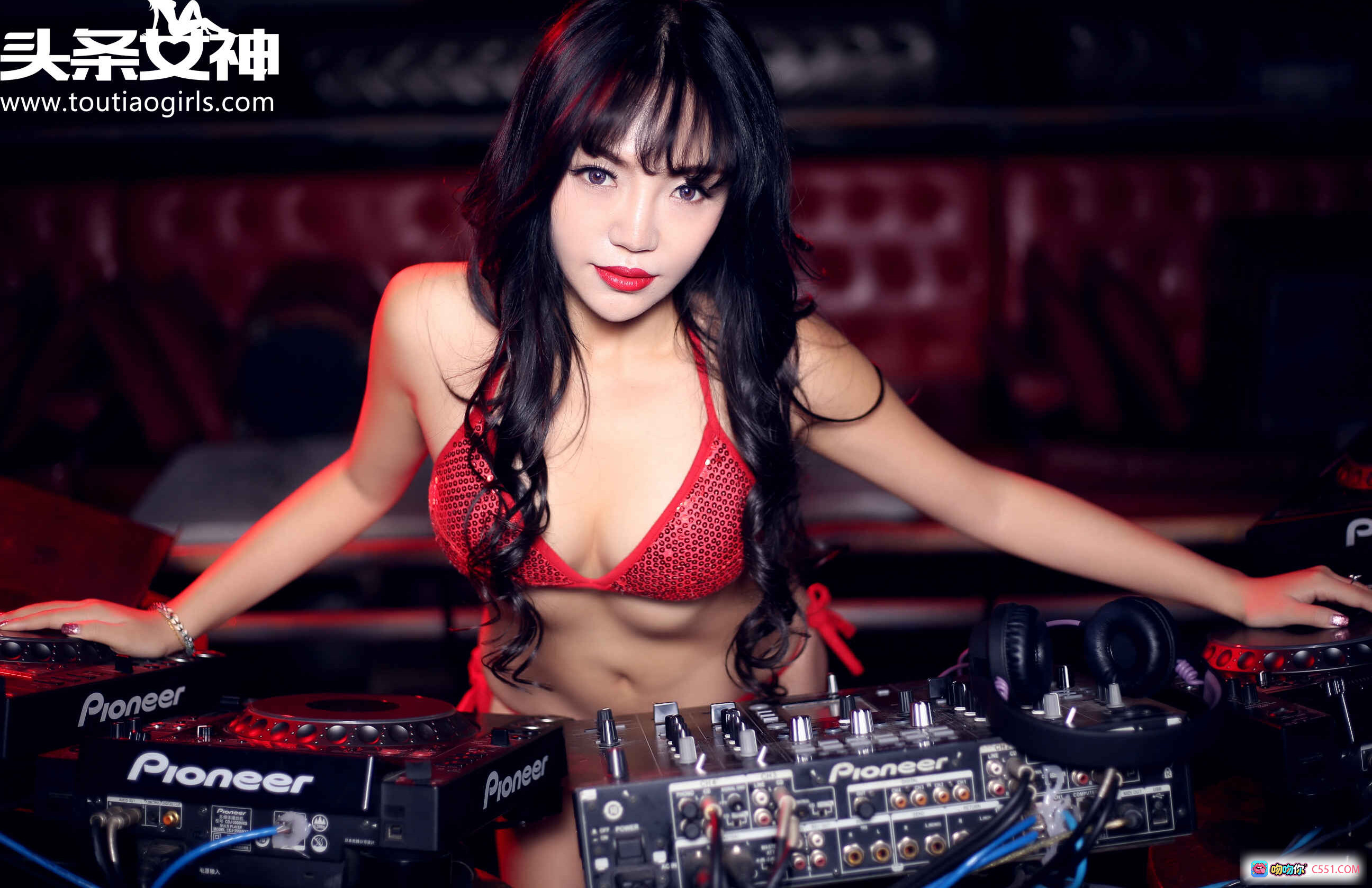 图片[6] - 头条女神林茜电音诱惑写真｜湖人24号球衣+红沙发+耳机造型性感美腿高清图集 - 就要吻