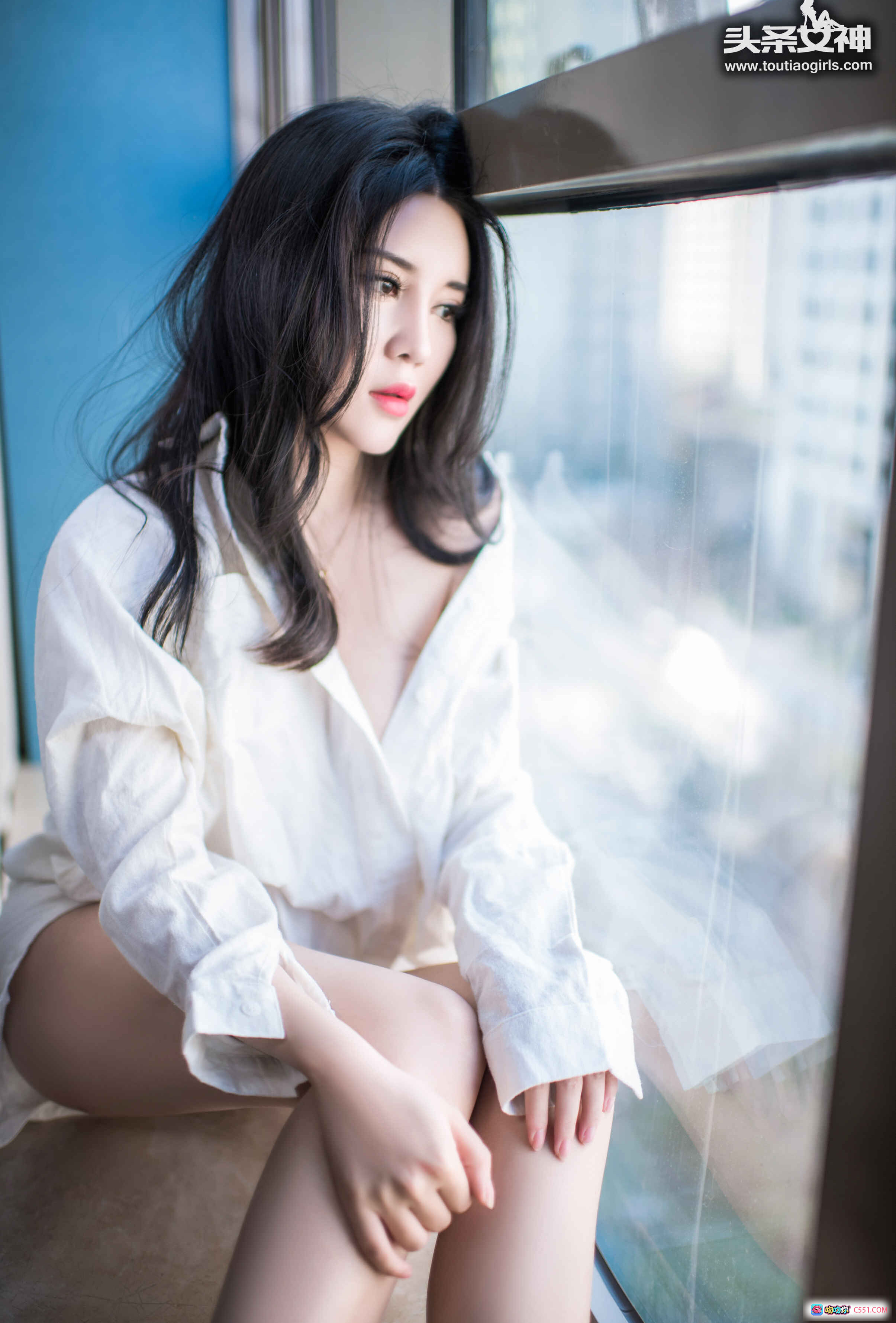 头条女神可儿2017写真：白衬衫黑发美女窗边坐姿优雅性感高清图集 - 就要吻