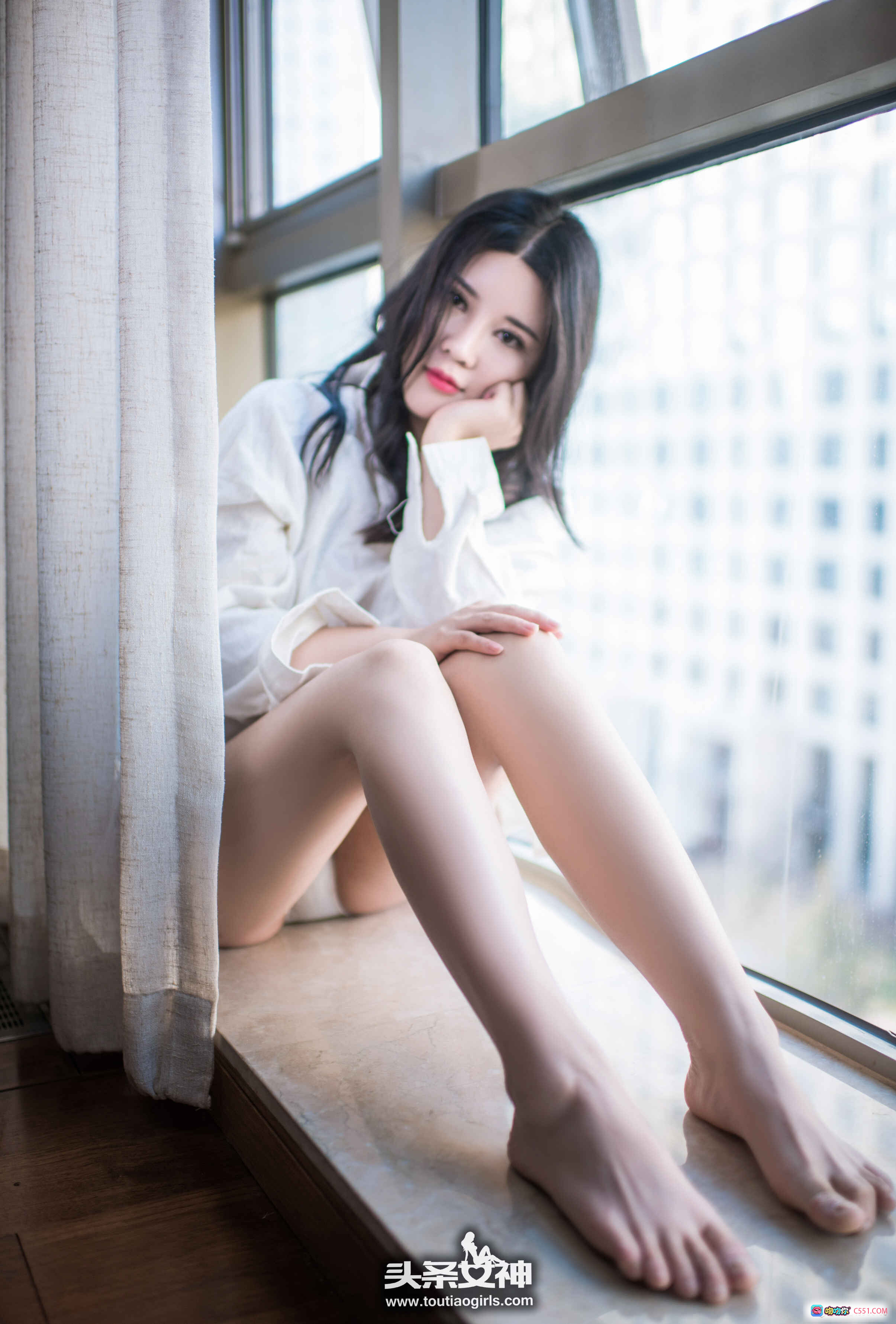 图片[2] - 头条女神可儿2017写真：白衬衫黑发美女窗边坐姿优雅性感高清图集 - 就要吻