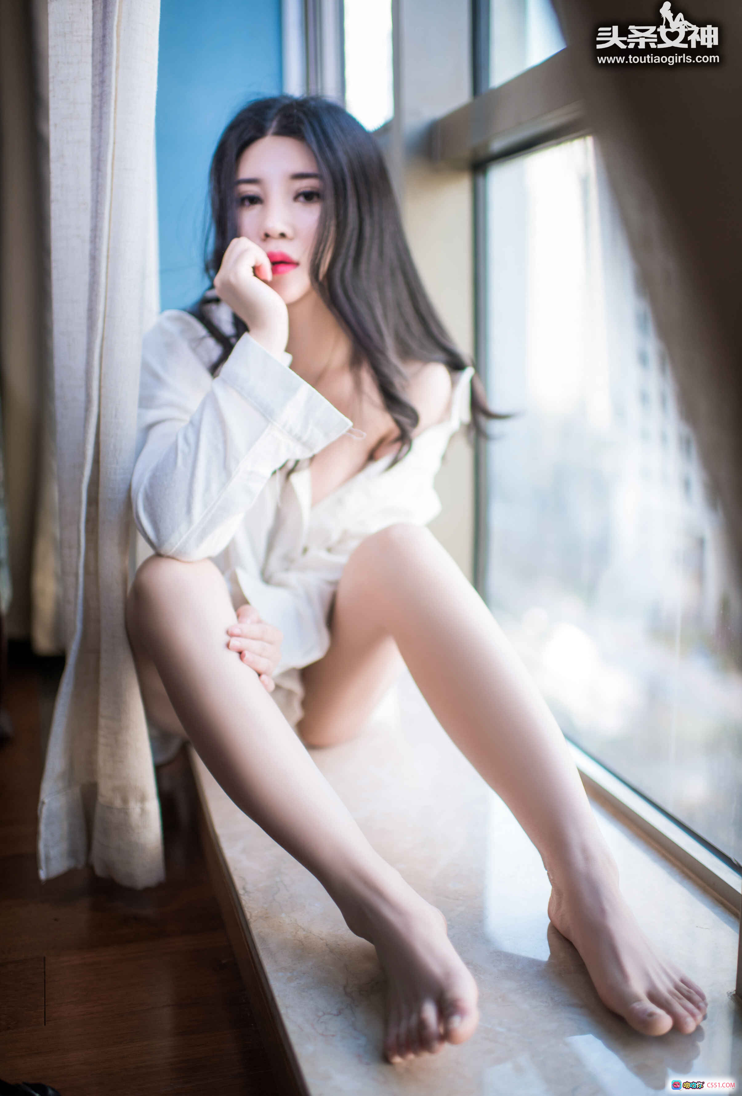 图片[4] - 头条女神可儿2017写真：白衬衫黑发美女窗边坐姿优雅性感高清图集 - 就要吻