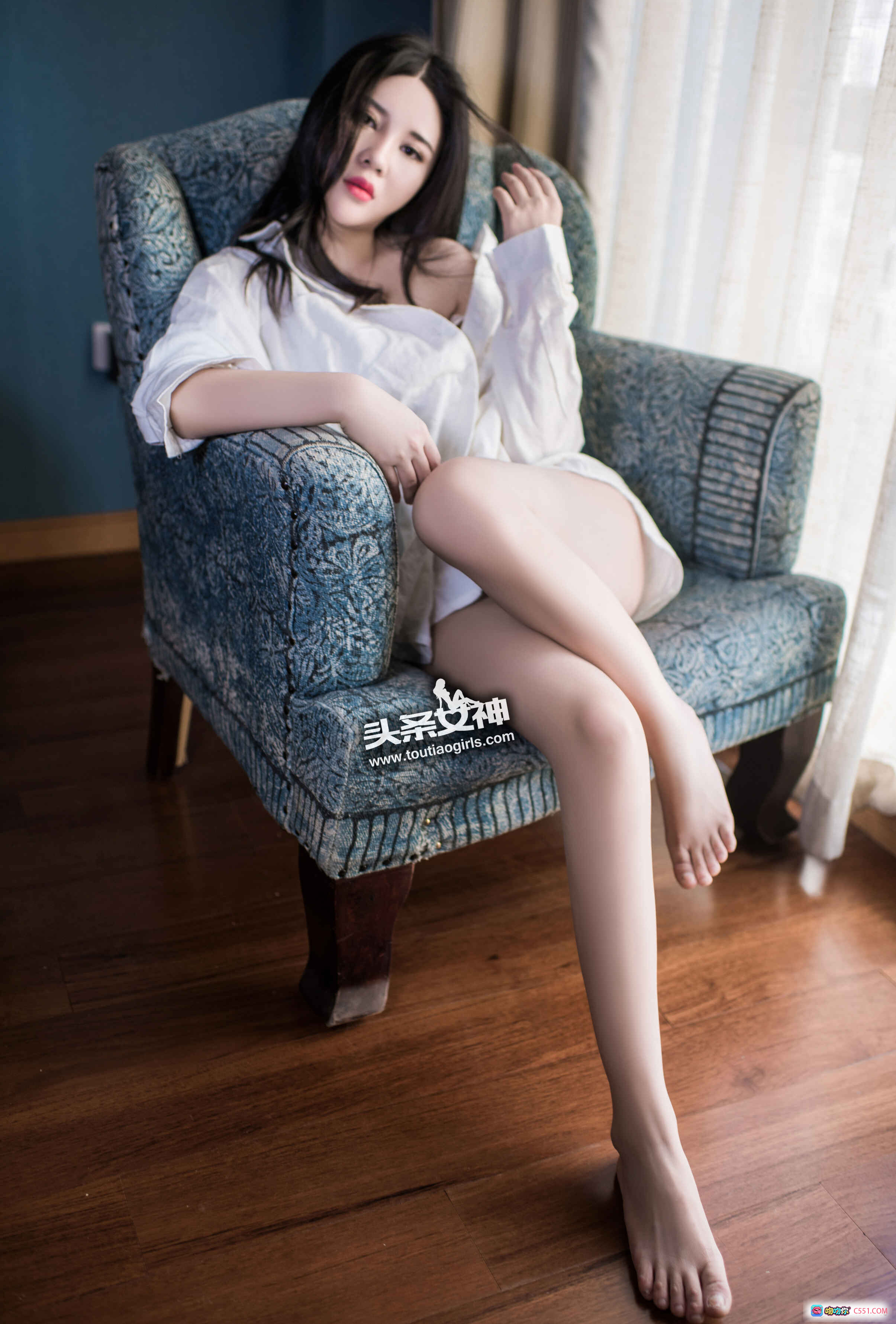 图片[3] - 头条女神可儿2017写真：白衬衫黑发美女窗边坐姿优雅性感高清图集 - 就要吻