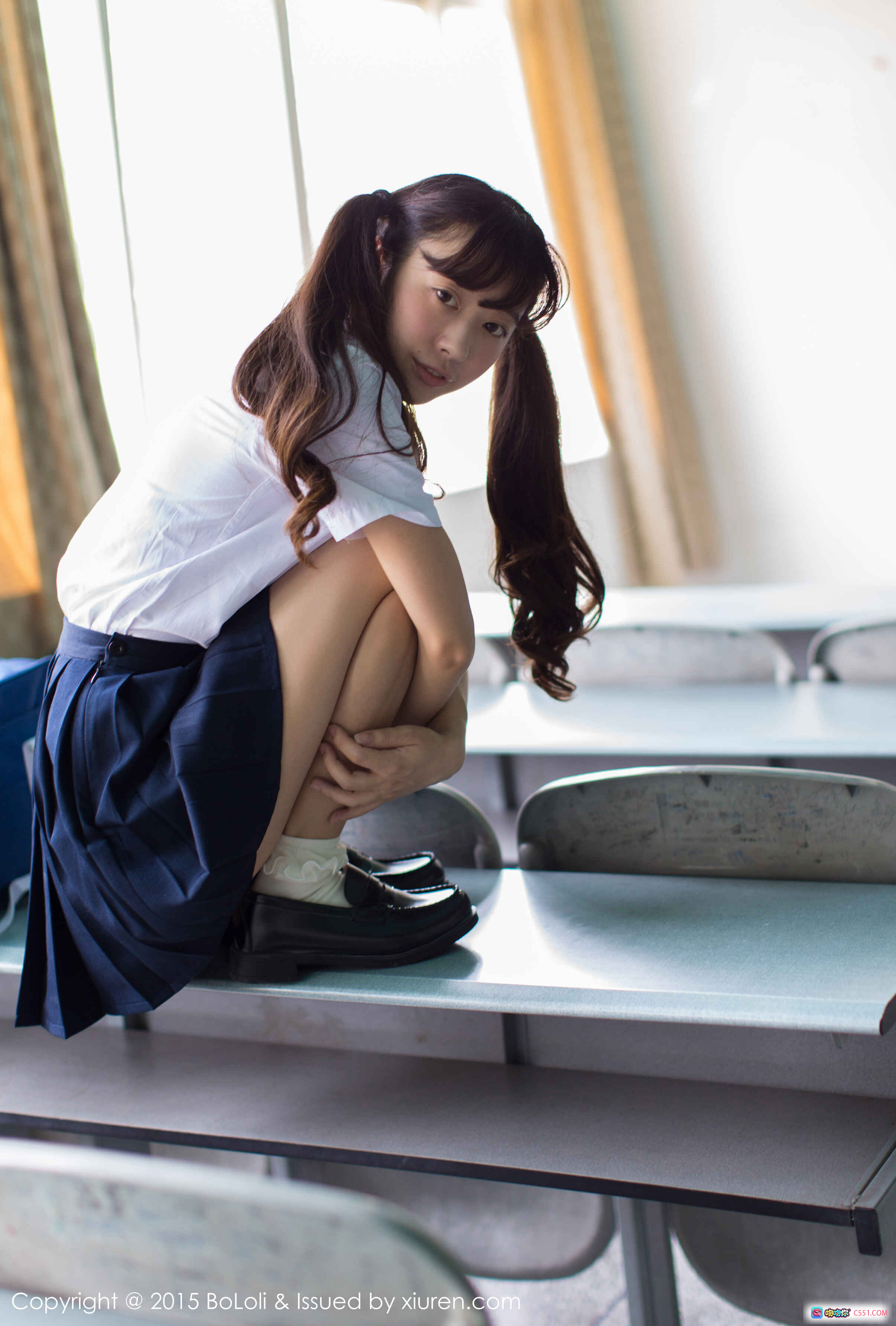 BoLoli波萝社Vol.031 Suki朱忆音校园教室写真 白衬衫深蓝百褶裙双马尾少女清新日系风格 - 就要吻