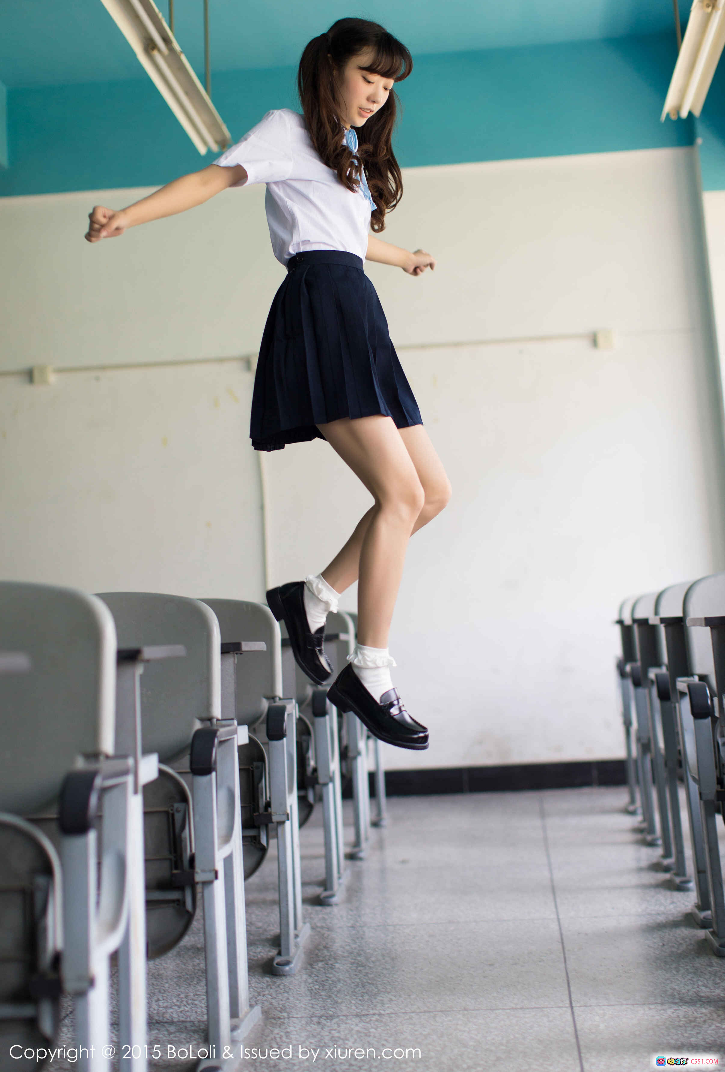 图片[3] - BoLoli波萝社Vol.031 Suki朱忆音校园教室写真 白衬衫深蓝百褶裙双马尾少女清新日系风格 - 就要吻