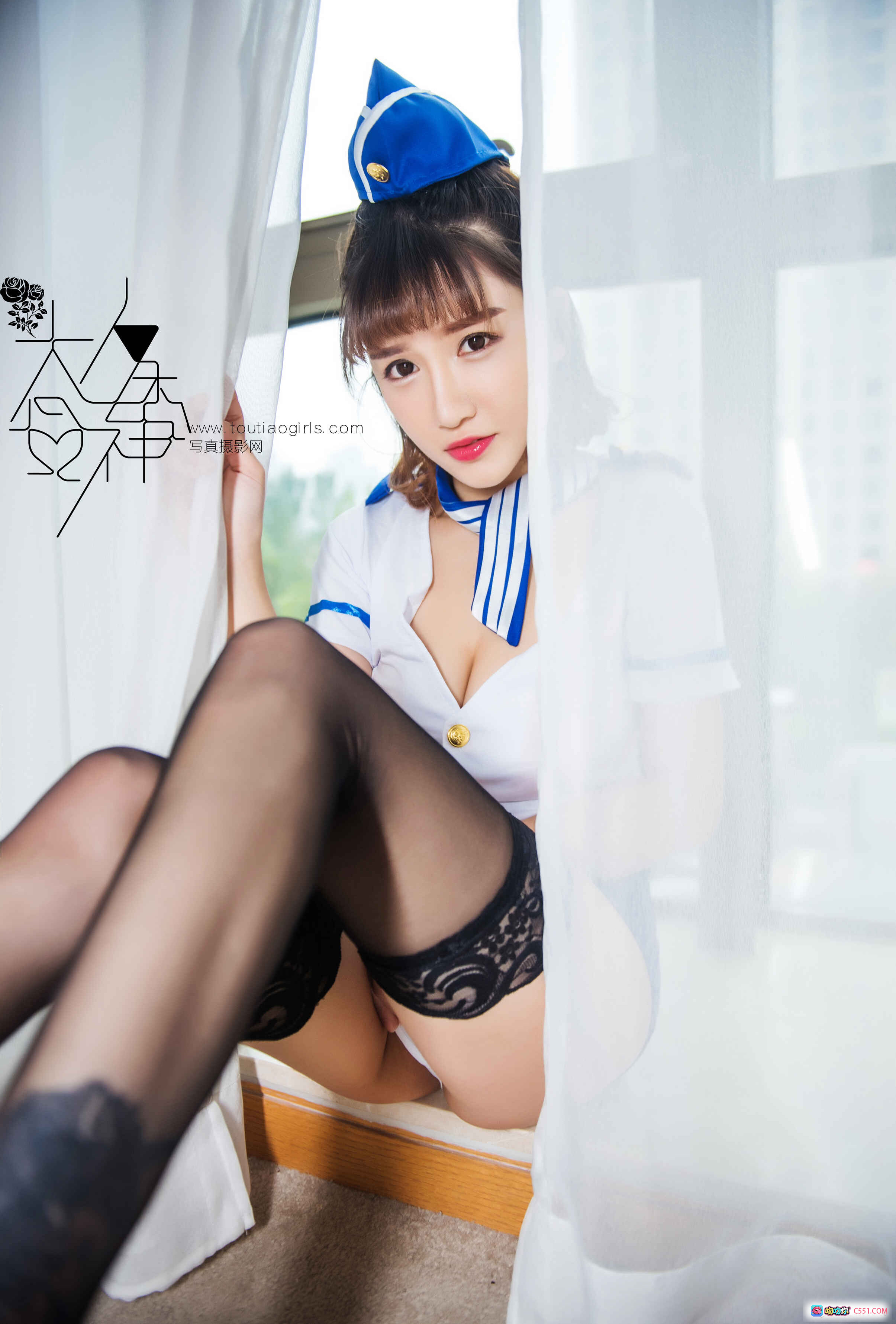 图片[9] - TouTiao头条女神 萝莉空乘萌萌 2016.11.05 白蓝制服 黑丝美腿 床上写真 18P高清图集 - 就要吻