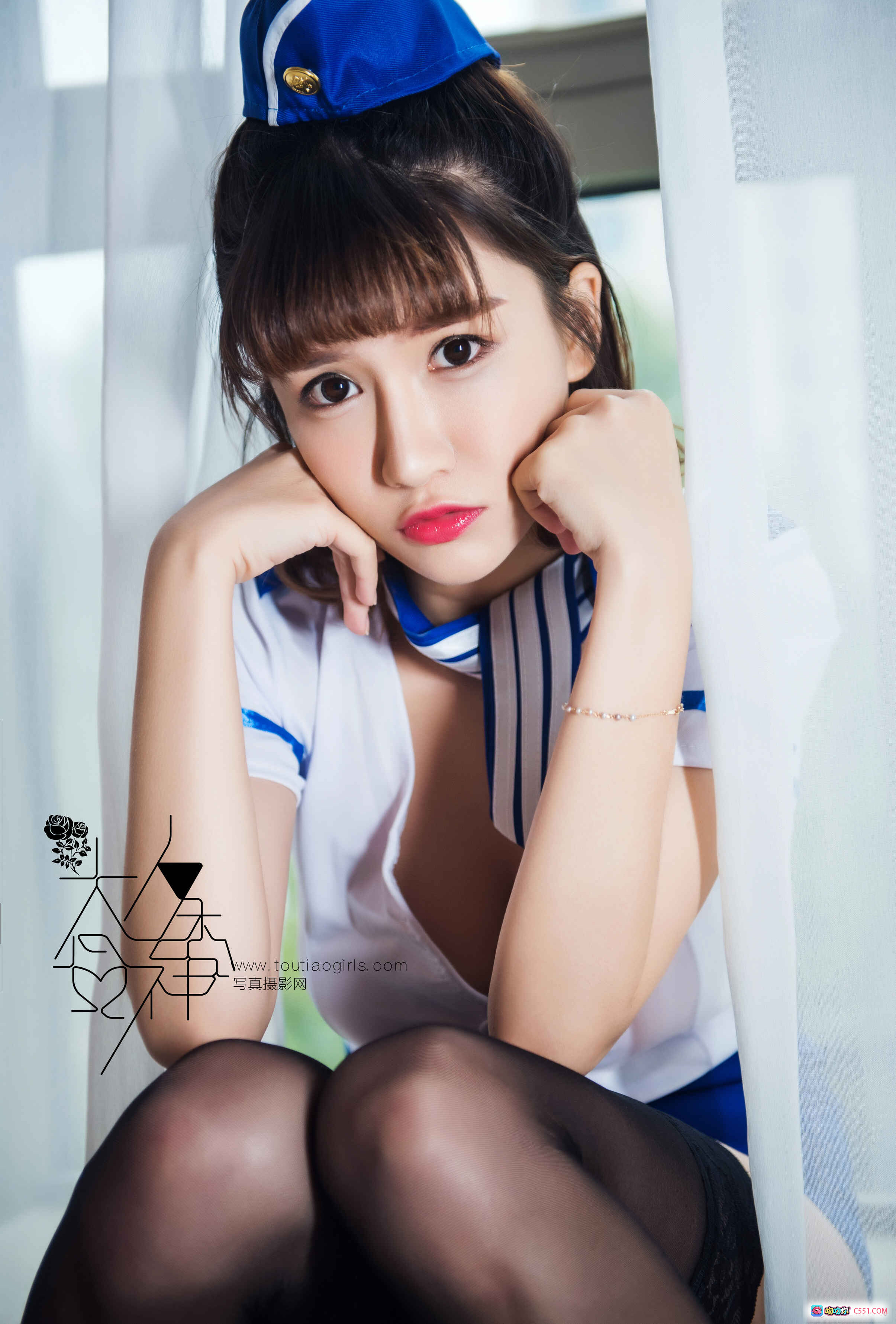 图片[4] - TouTiao头条女神 萝莉空乘萌萌 2016.11.05 白蓝制服 黑丝美腿 床上写真 18P高清图集 - 就要吻