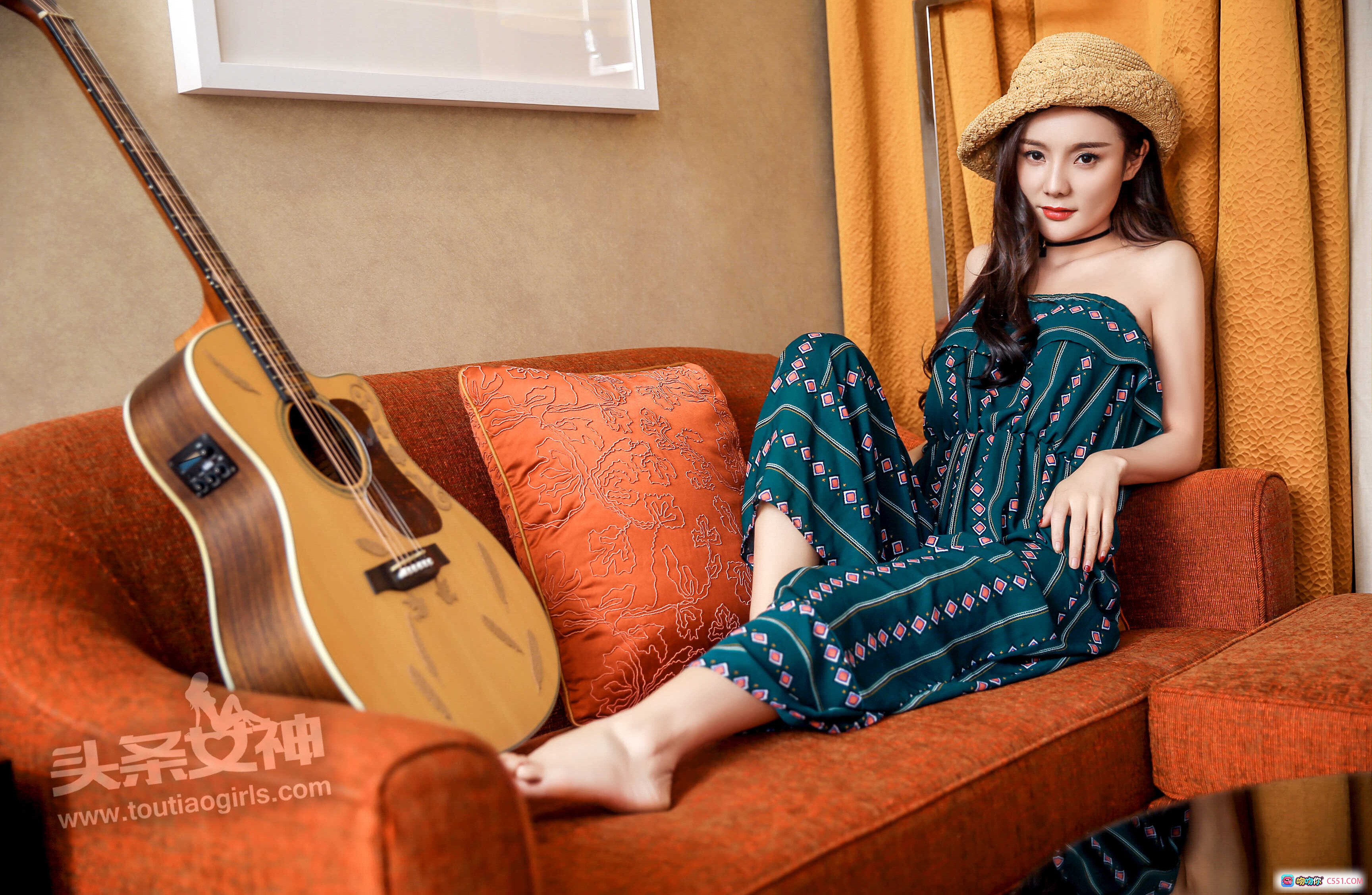 图片[6] - TouTiao头条女神Maggie轻舞飞扬写真 | 草帽少女清新穿搭 | 绿色印花连衣裙居家美拍 | 橙色沙发吉他相伴文艺风 - 就要吻