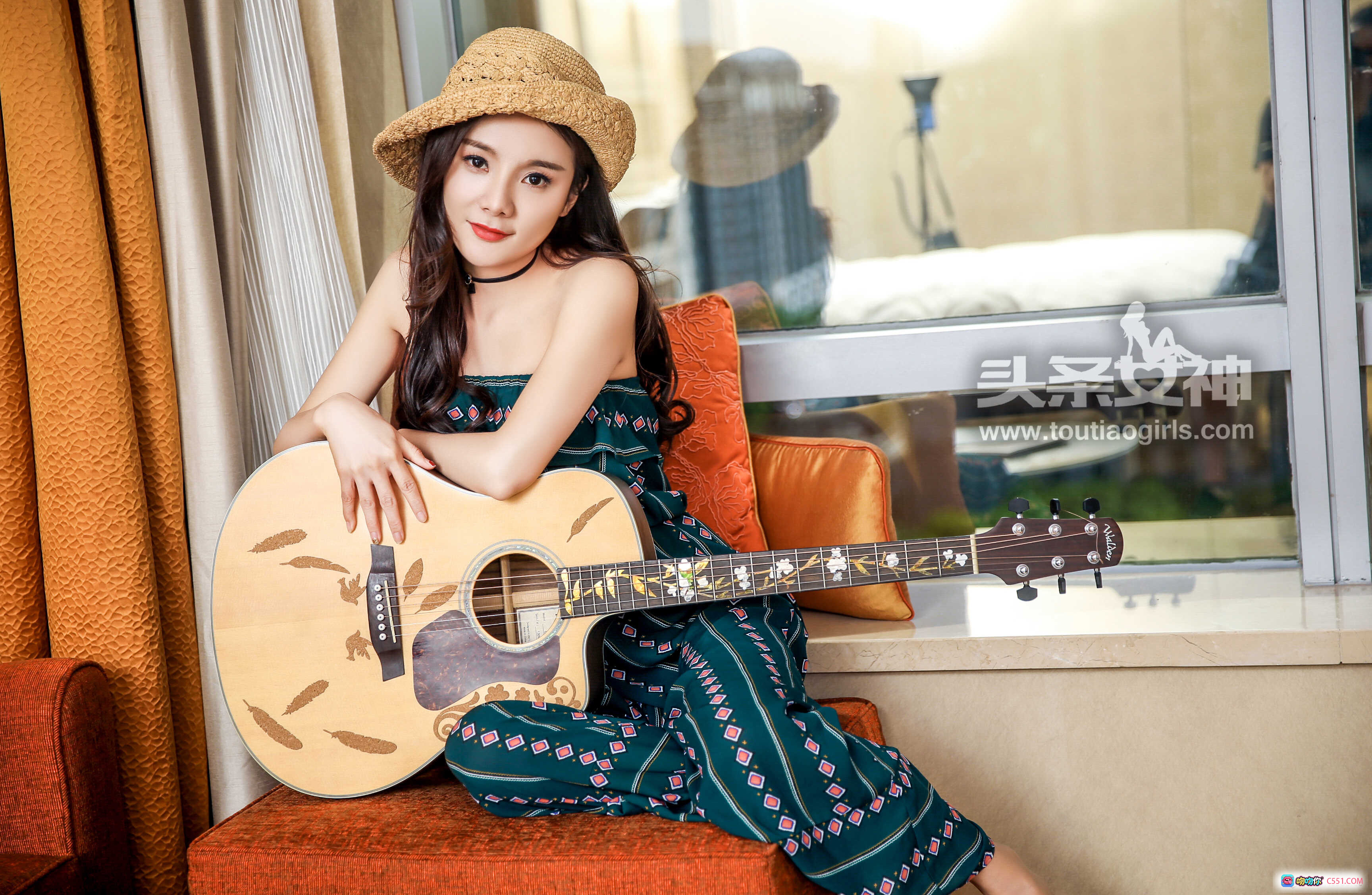 图片[9] - TouTiao头条女神Maggie轻舞飞扬写真 | 草帽少女清新穿搭 | 绿色印花连衣裙居家美拍 | 橙色沙发吉他相伴文艺风 - 就要吻