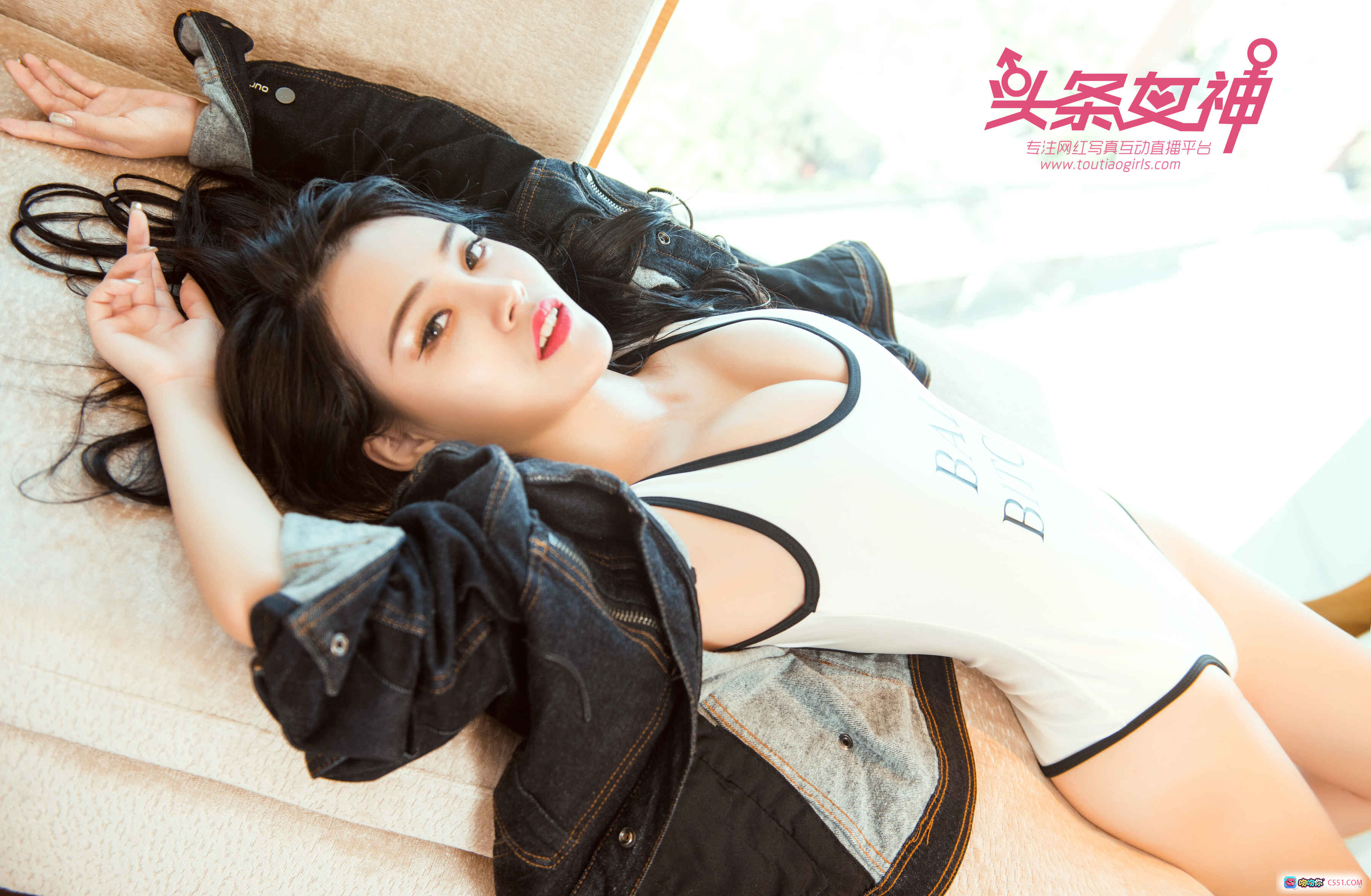 图片[4] - 头条女神Kitty时尚牛仔外套搭配白色字母连体衣性感写真图集 - 就要吻