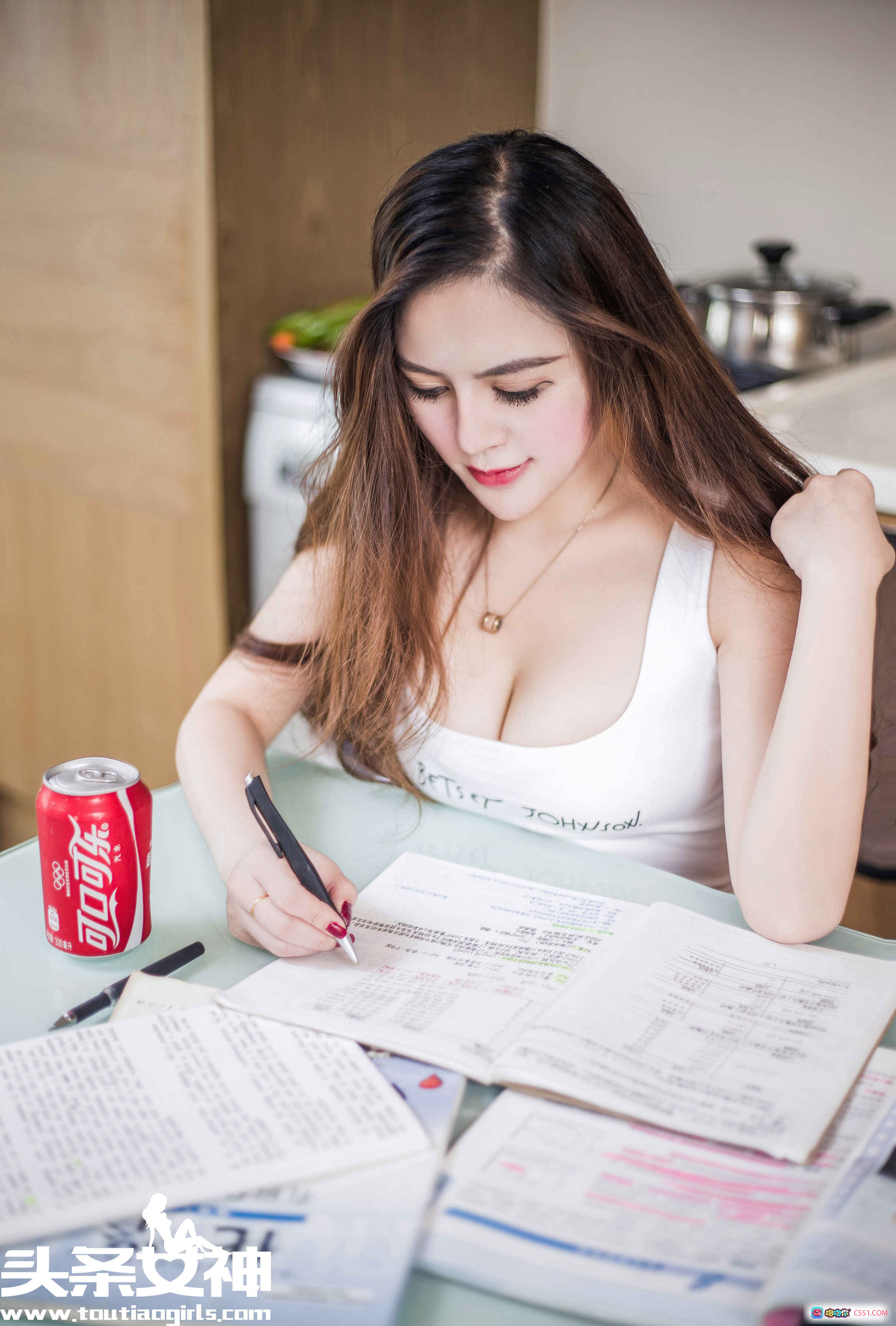 混血萝莉崔爱熙专注学习写作业，白背心搭配可口可乐，清新居家风美女写真图集 - 就要吻