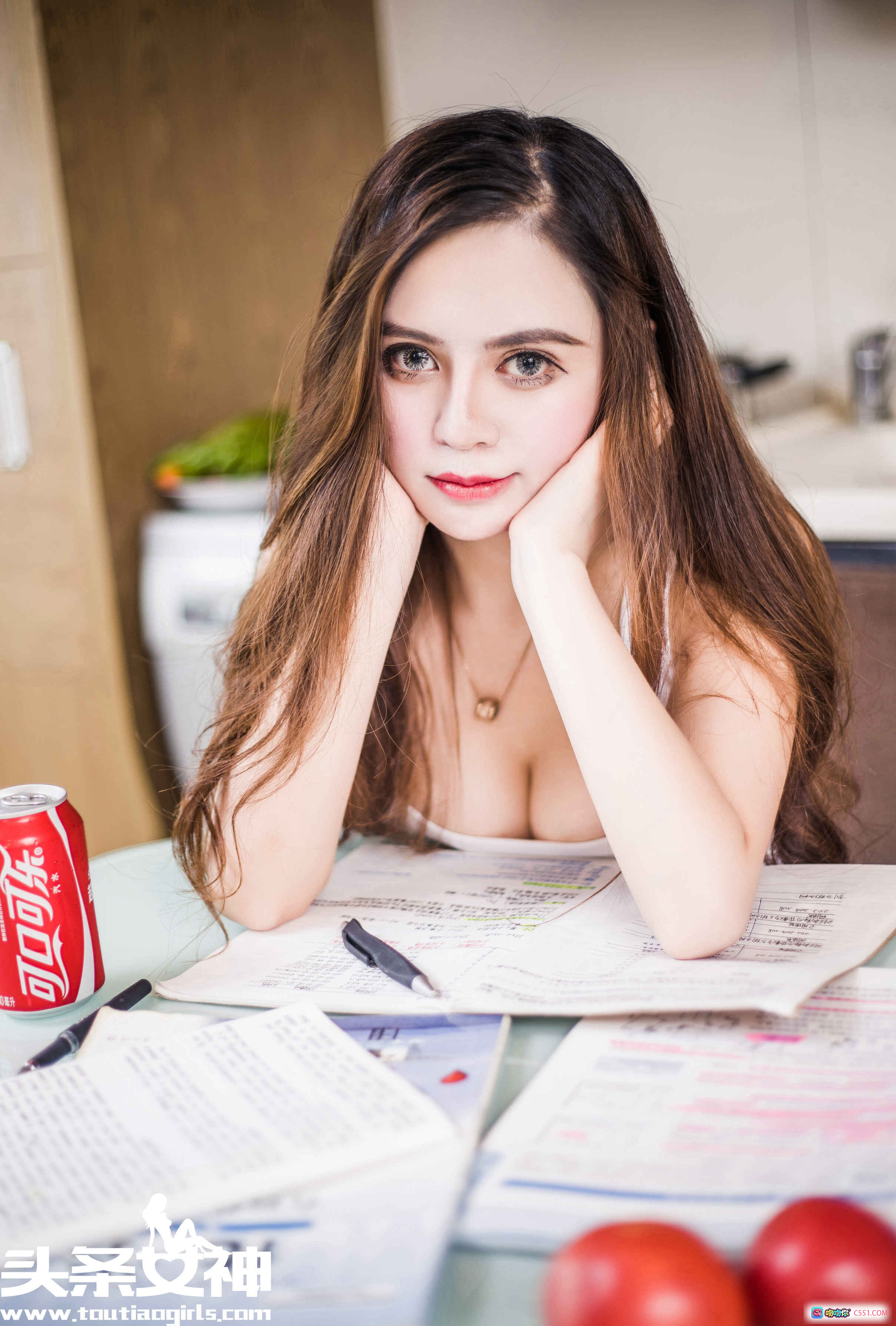 图片[6] - 混血萝莉崔爱熙专注学习写作业，白背心搭配可口可乐，清新居家风美女写真图集 - 就要吻