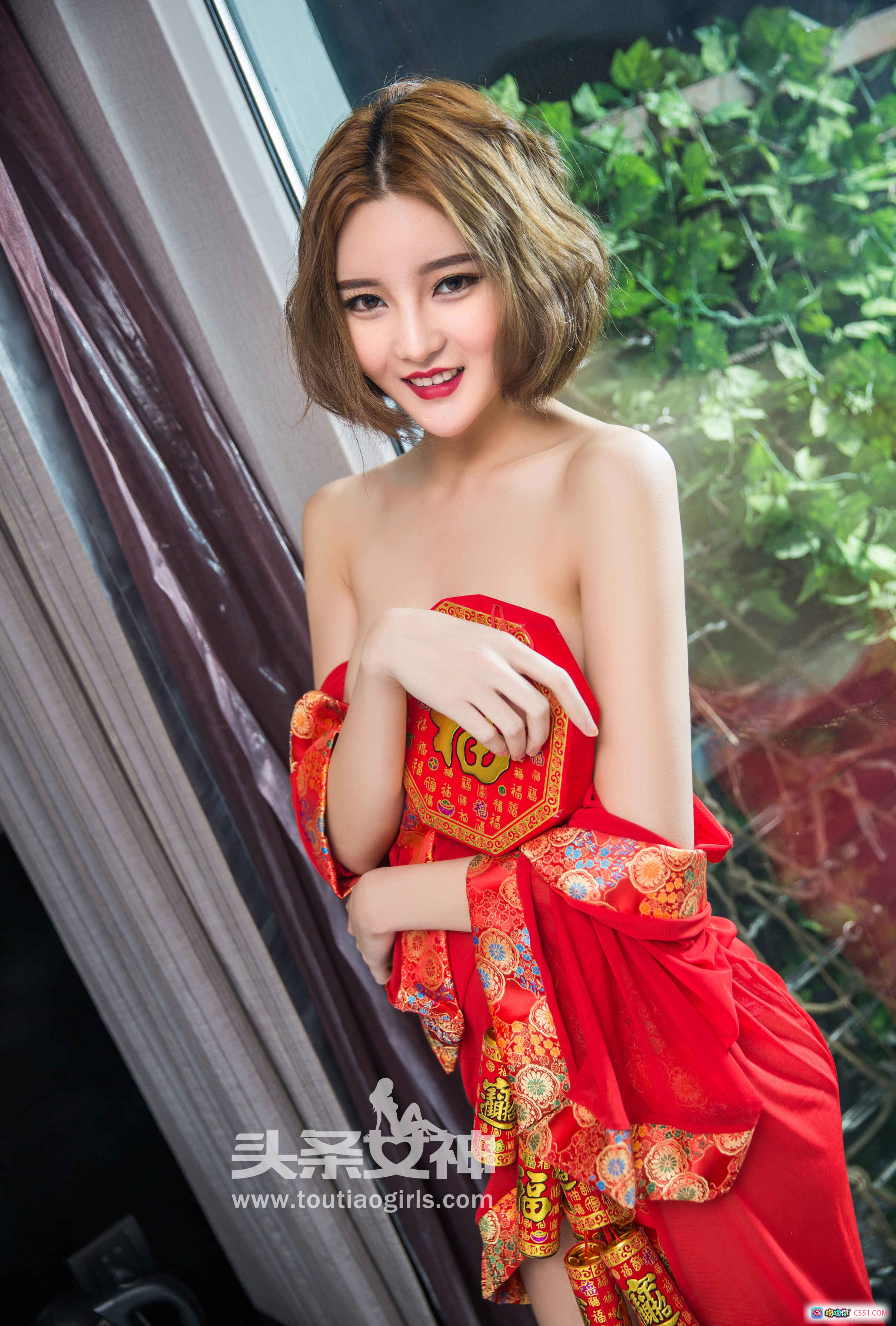 头条女神新春拜年特刊：红装短发美女窗边微笑，传统福字元素尽显节日氛围 - 就要吻