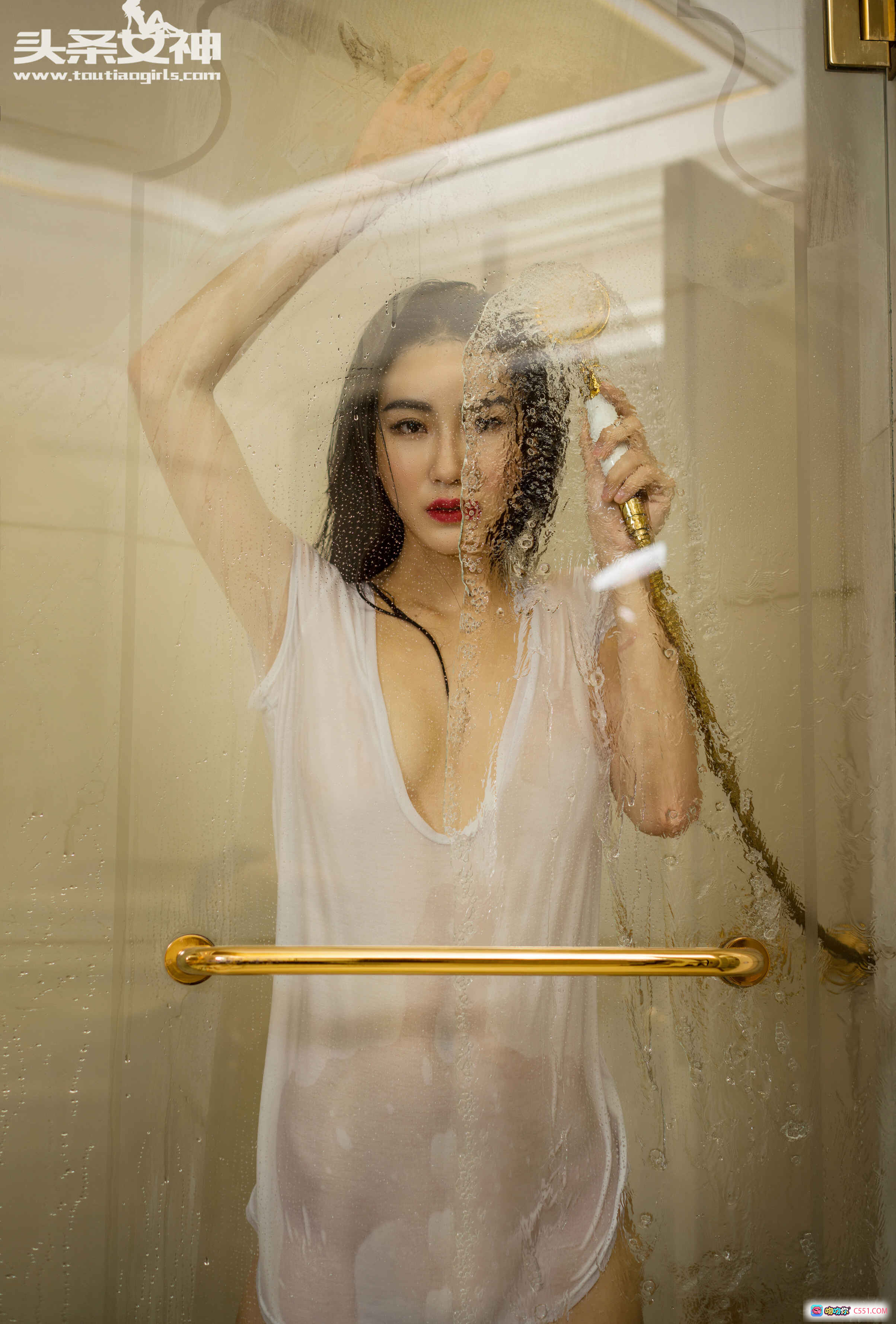 图片[3] - 头条女神瑷妮浴室写真：白T深V湿身诱惑，长发红唇性感迷人，黄金配饰点缀优雅风情 - 就要吻