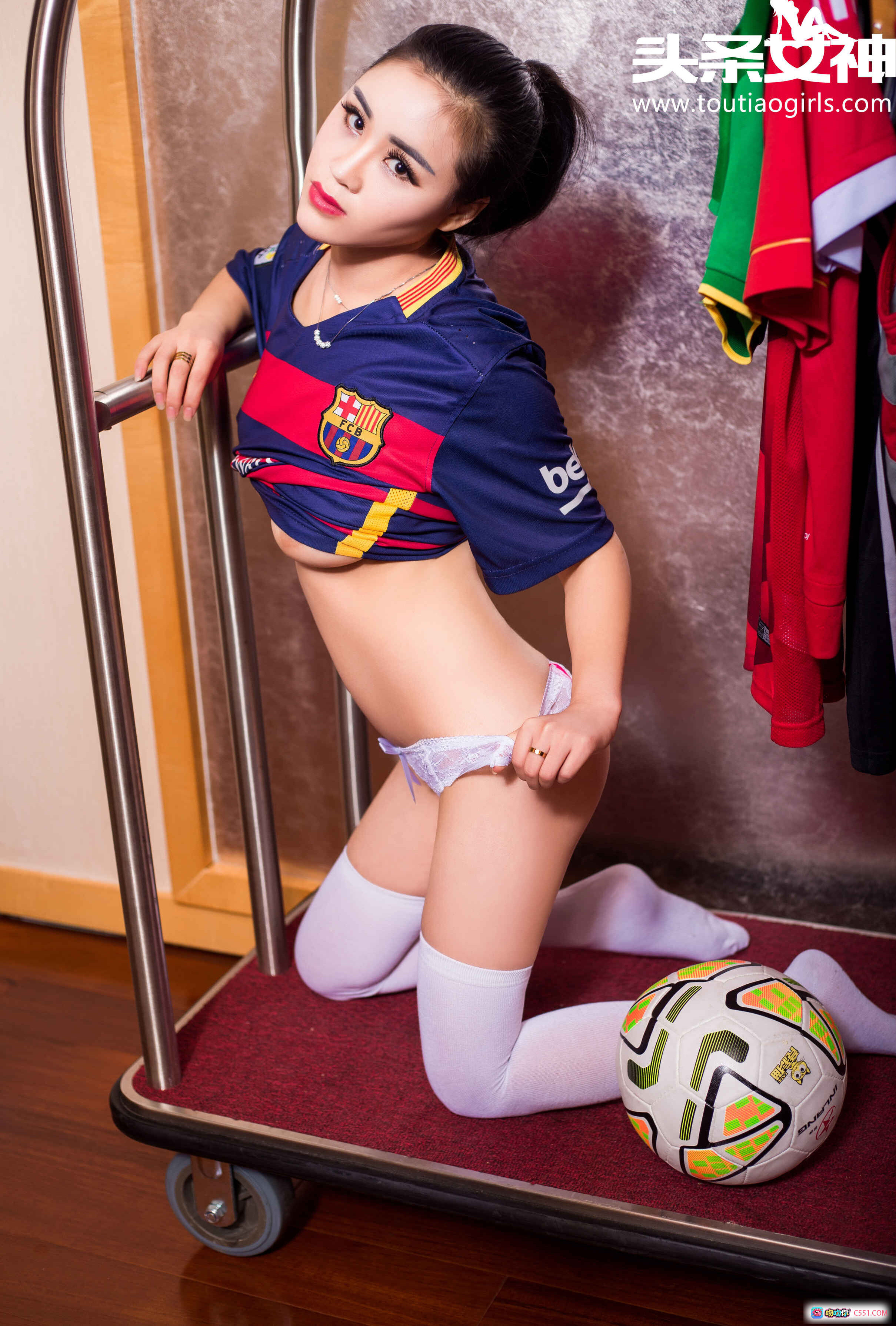 图片[6] - 头条女神灵儿足球主题写真：拜仁球迷造型+白色长袜+蕾丝内衣+足球道具+室内私房美拍 - 就要吻