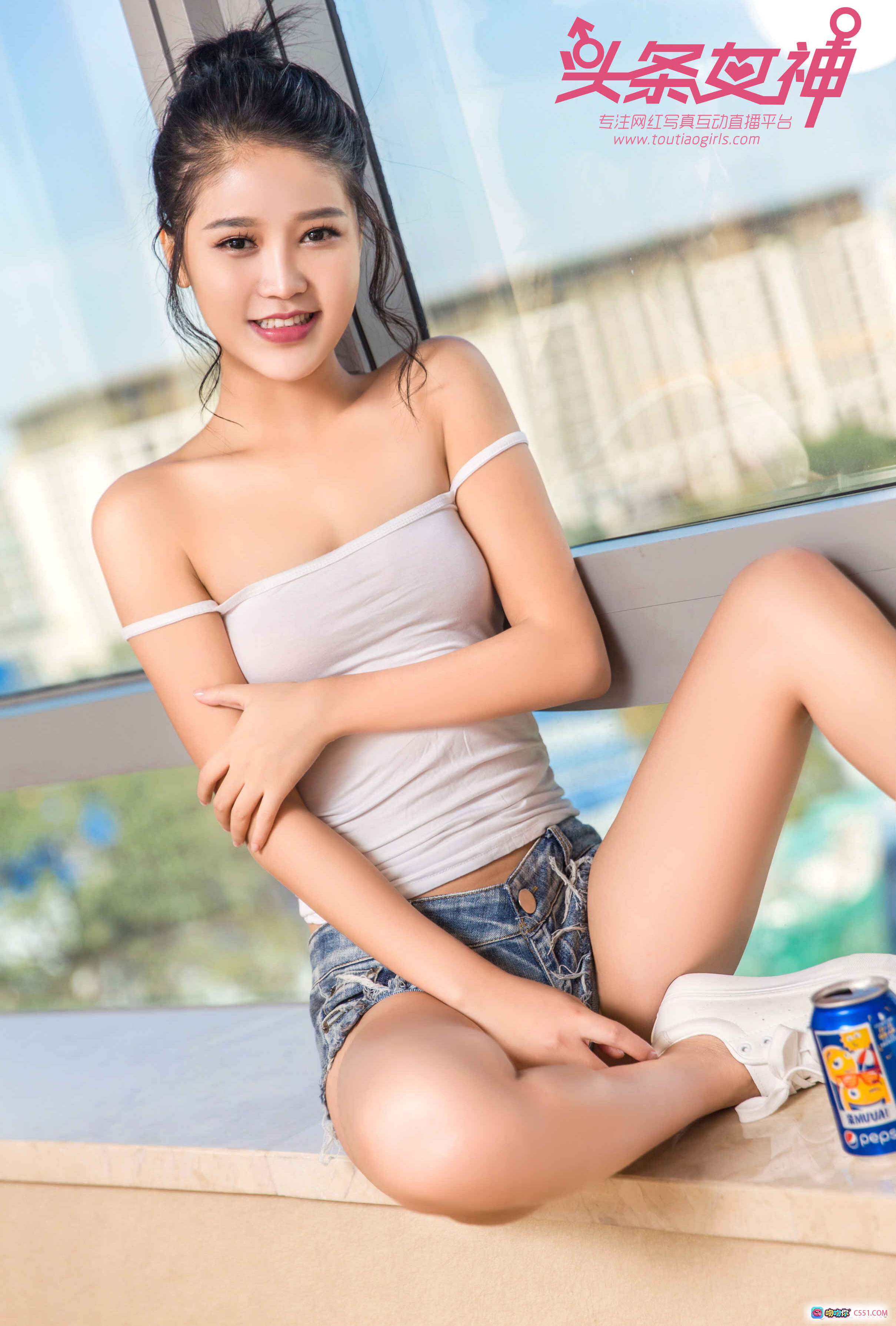 图片[9] - 头条女神Yilia清新写真：白吊带牛仔短裤美腿坐窗边 2017.10.13 23P192M - 就要吻