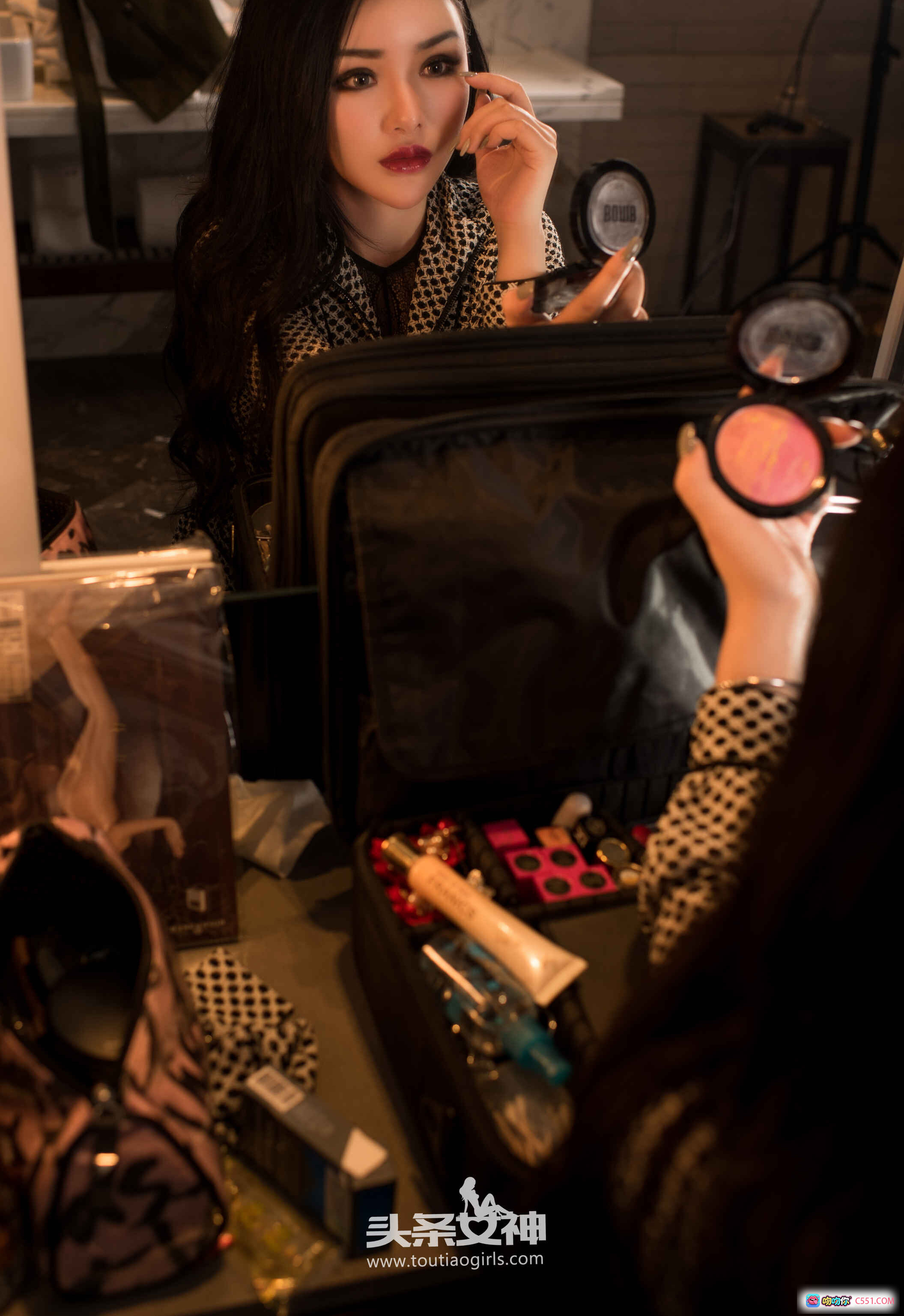 图片[9] - 陈宇曦黑丝美腿红高跟优雅坐姿写真 | TouTiao头条女神2017经典时尚大片 - 就要吻