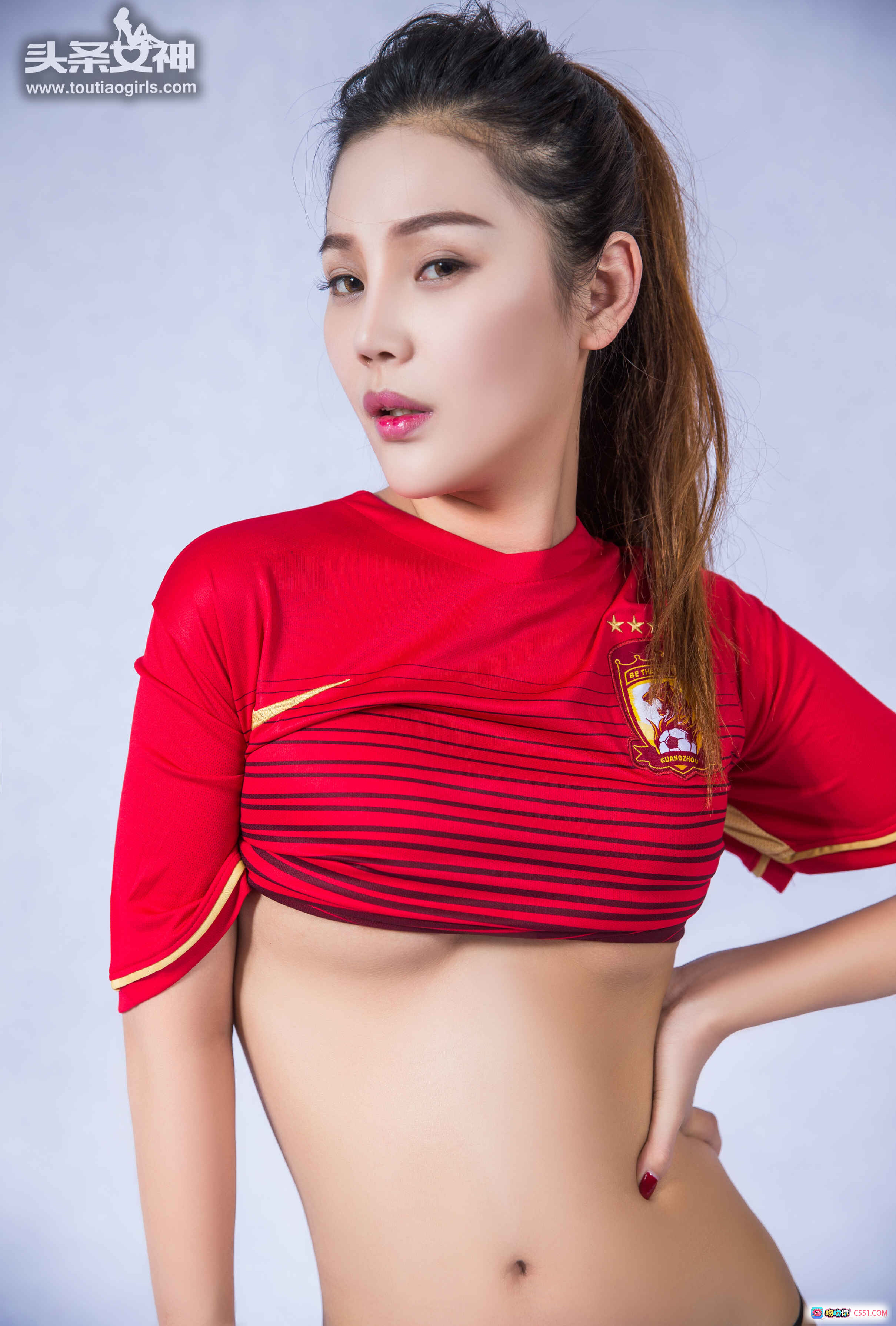 图片[7] - 恒大女神周予然足球写真｜红衣性感跪姿抱球｜头条女神2017精选美图 - 就要吻