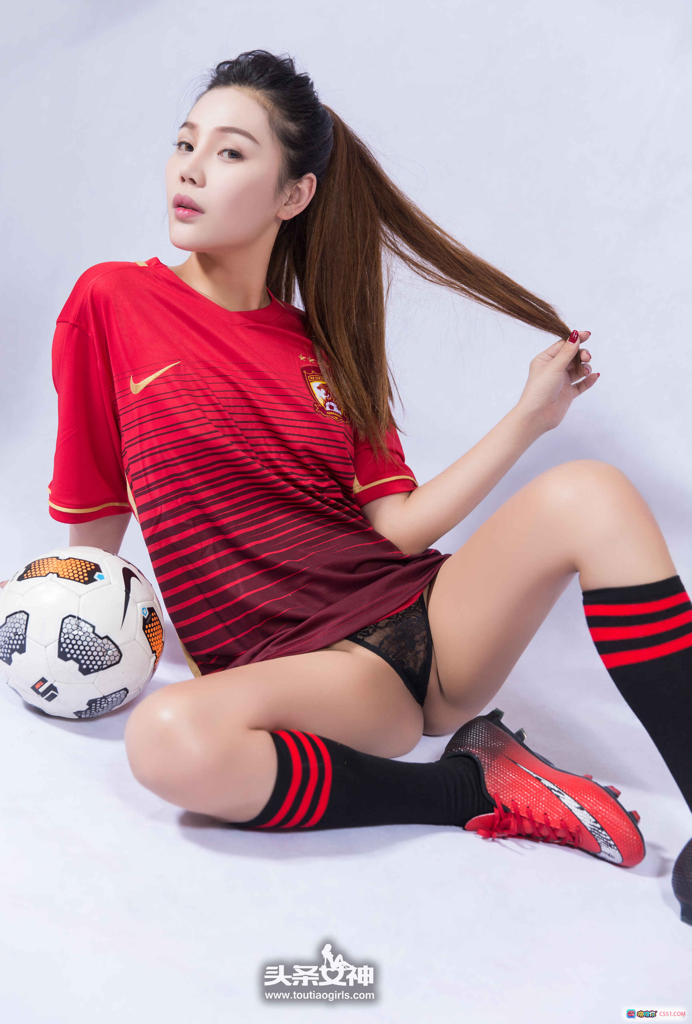 图片[4] - 恒大女神周予然足球写真｜红衣性感跪姿抱球｜头条女神2017精选美图 - 就要吻