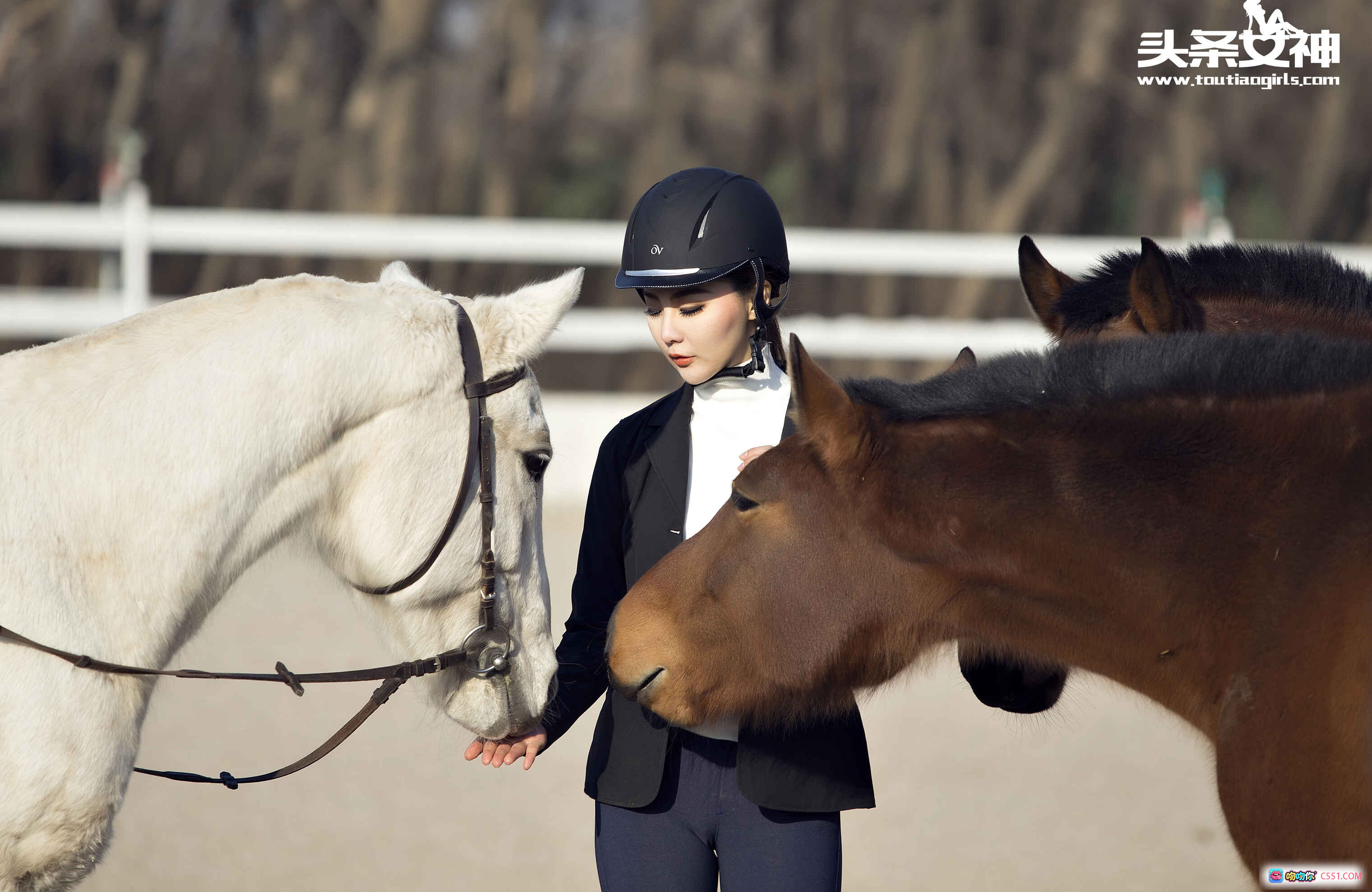 图片[3] - 优雅骑手郭婉婷马厩写真 | 黑色西装外套+紧身裤时尚造型 | 头条女神2017精选美图 - 就要吻