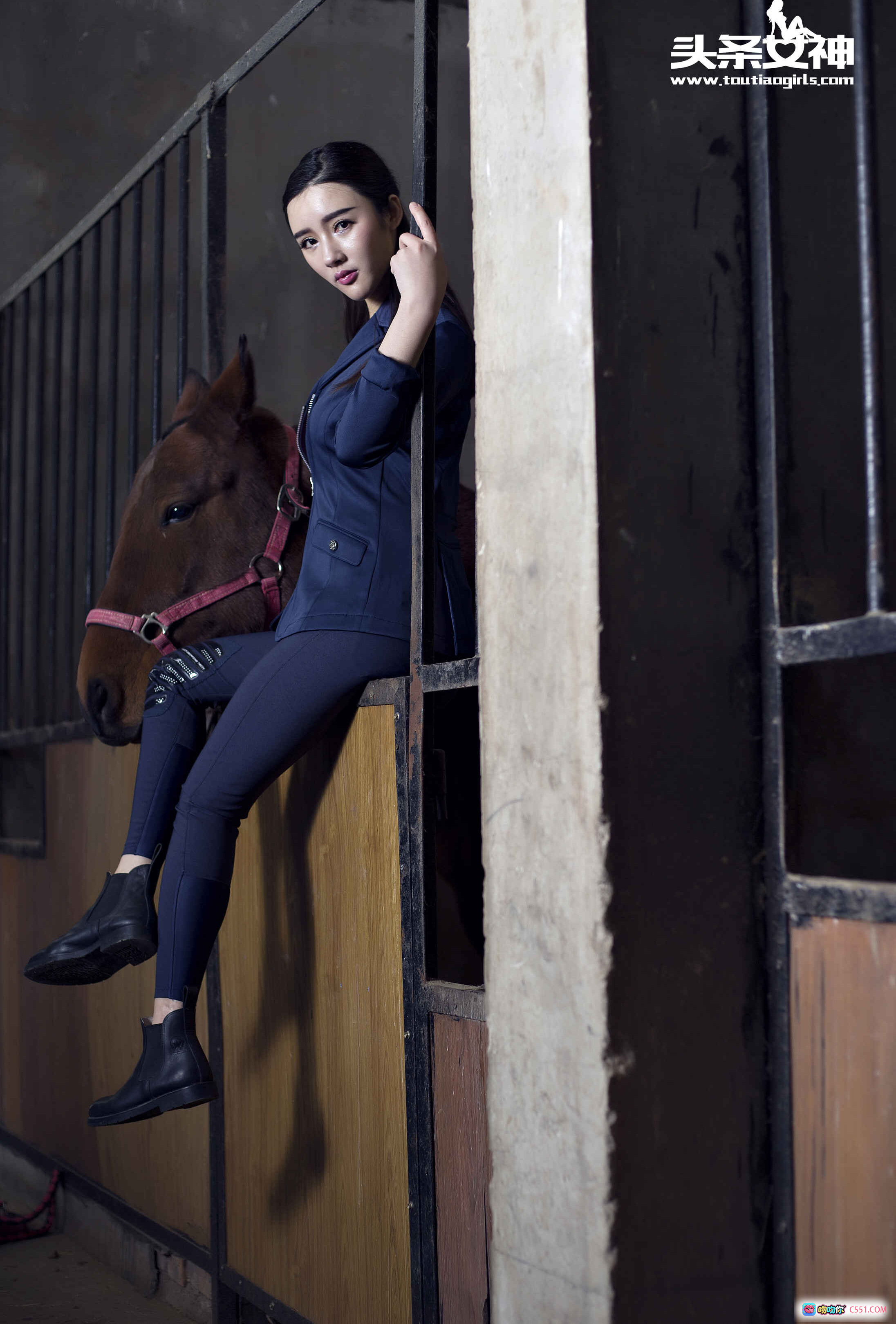 图片[6] - 优雅骑手郭婉婷马厩写真 | 黑色西装外套+紧身裤时尚造型 | 头条女神2017精选美图 - 就要吻