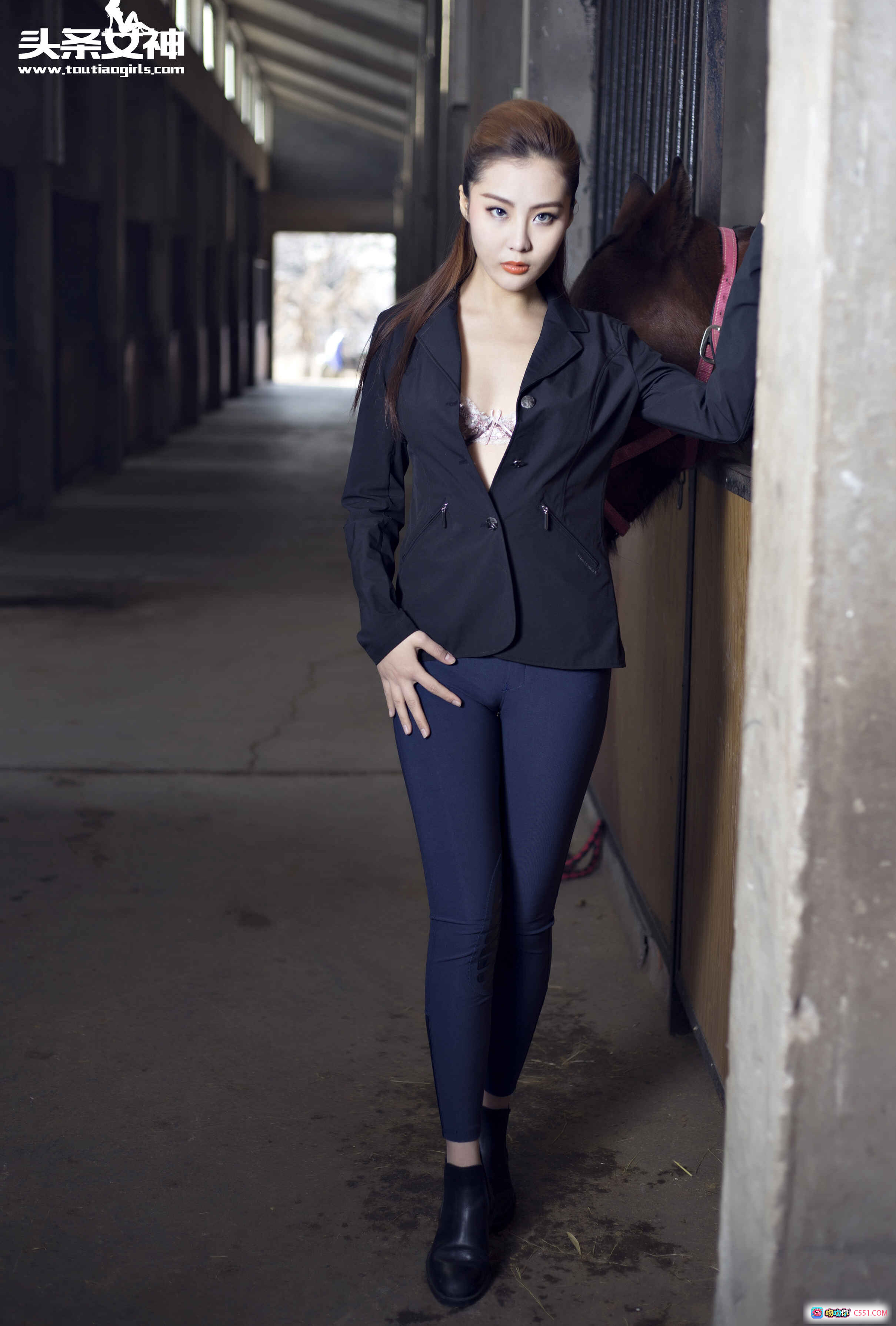 优雅骑手郭婉婷马厩写真 | 黑色西装外套+紧身裤时尚造型 | 头条女神2017精选美图 - 就要吻