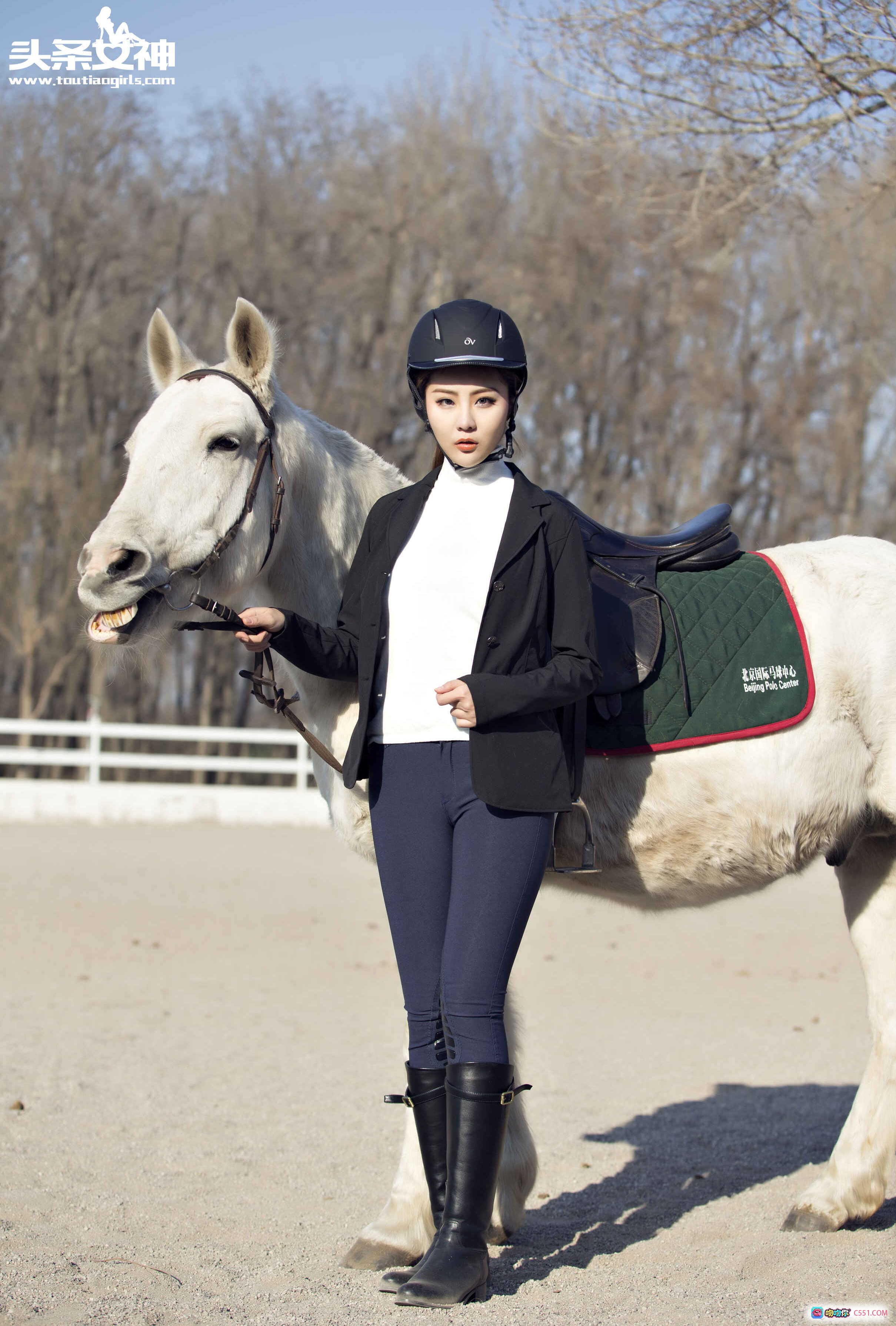 图片[5] - 优雅骑手郭婉婷马厩写真 | 黑色西装外套+紧身裤时尚造型 | 头条女神2017精选美图 - 就要吻