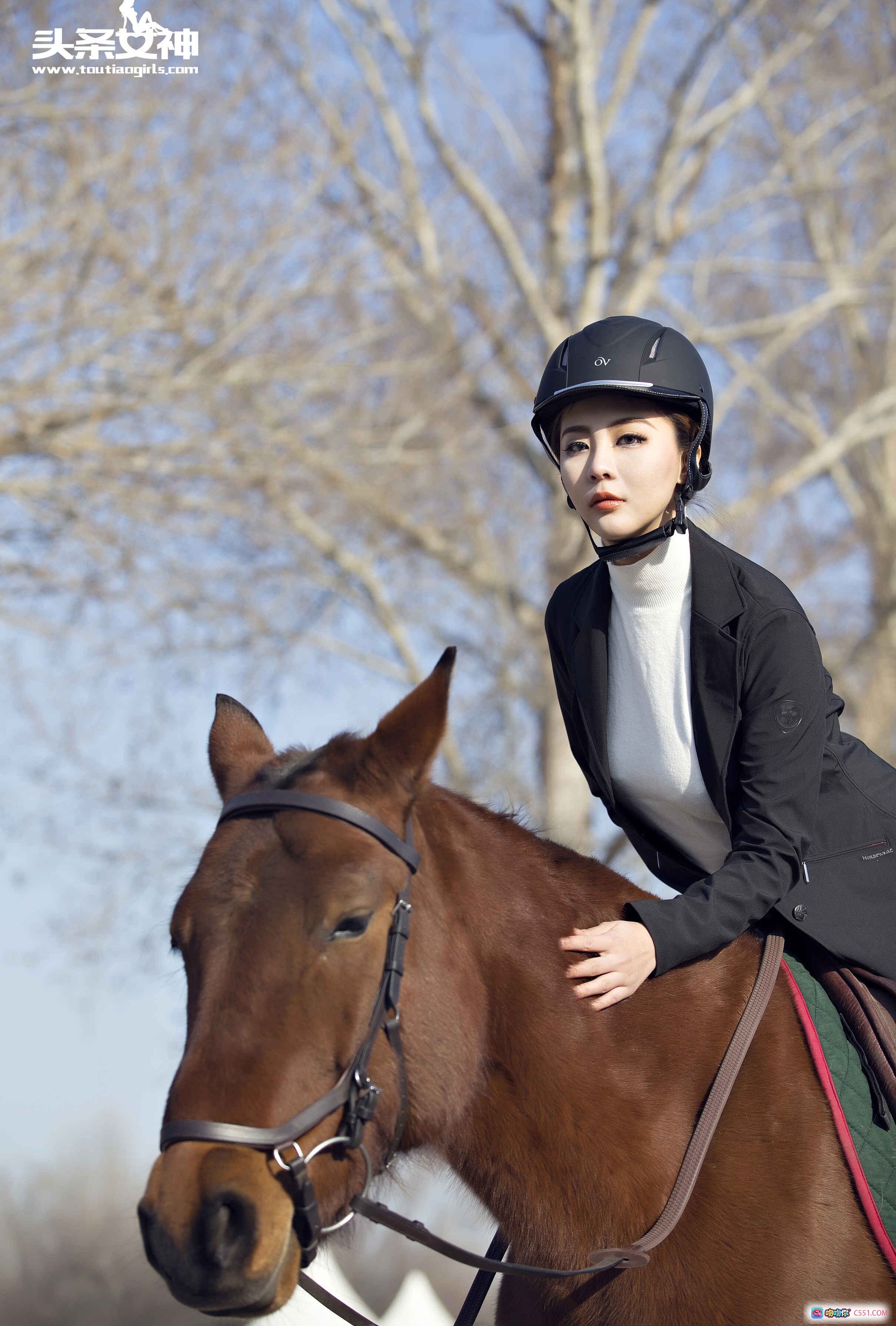 图片[8] - 优雅骑手郭婉婷马厩写真 | 黑色西装外套+紧身裤时尚造型 | 头条女神2017精选美图 - 就要吻