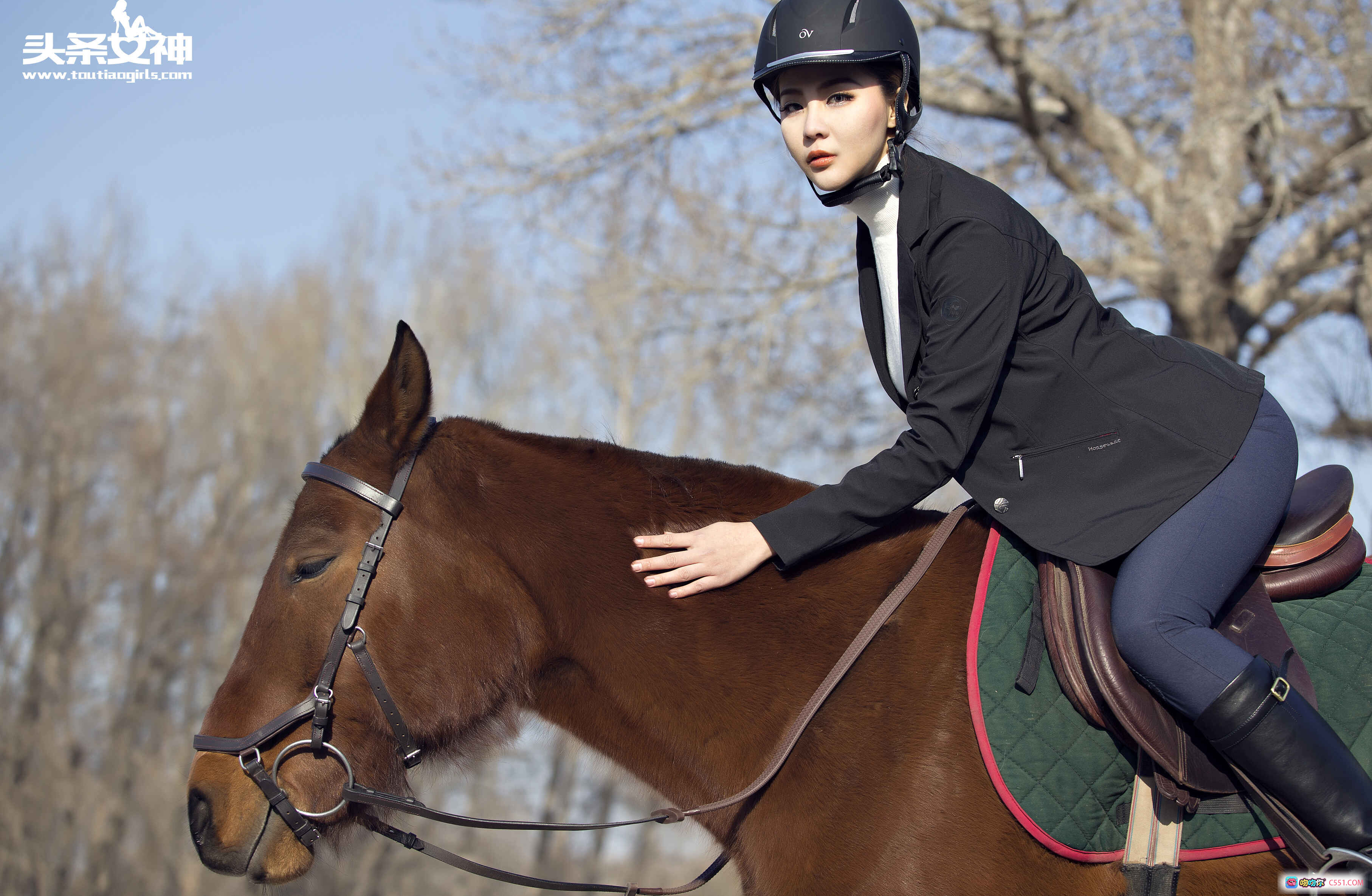 图片[7] - 优雅骑手郭婉婷马厩写真 | 黑色西装外套+紧身裤时尚造型 | 头条女神2017精选美图 - 就要吻