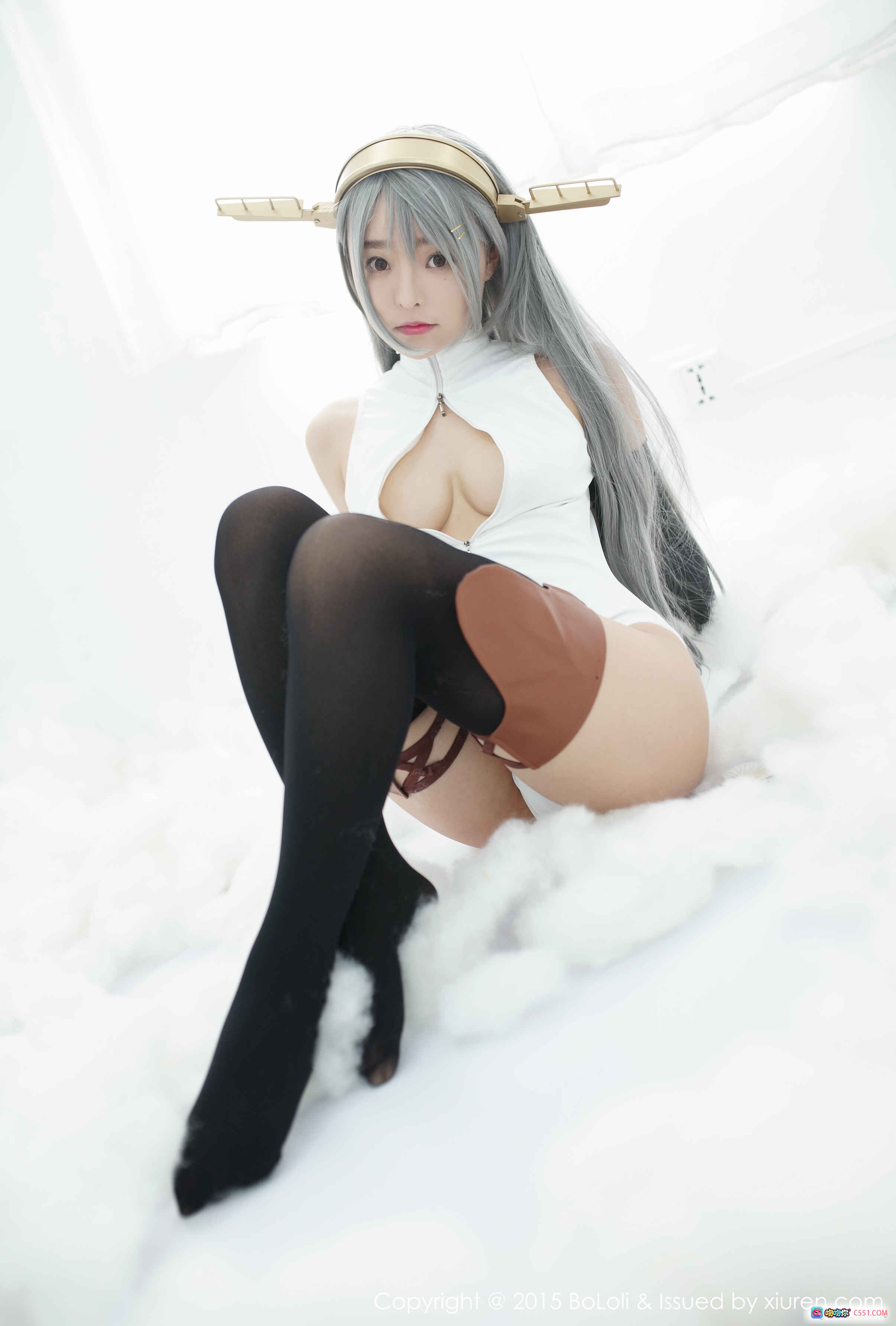 图片[8] - BoLoli波萝社柳侑绮Sevenbaby白色深V连体衣黑丝长手套雪地写真Cosplay美少女 - 就要吻