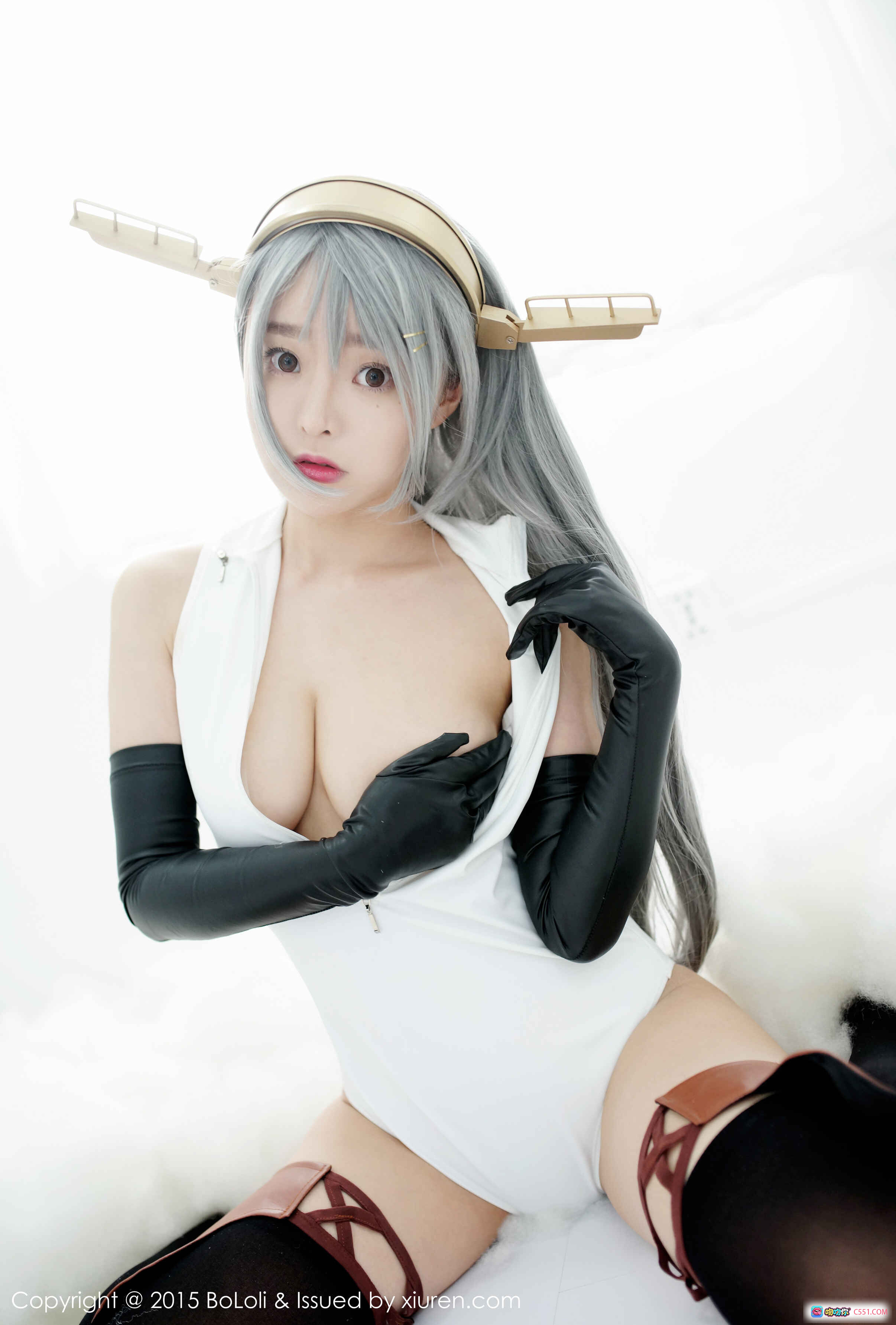 图片[3] - BoLoli波萝社柳侑绮Sevenbaby白色深V连体衣黑丝长手套雪地写真Cosplay美少女 - 就要吻
