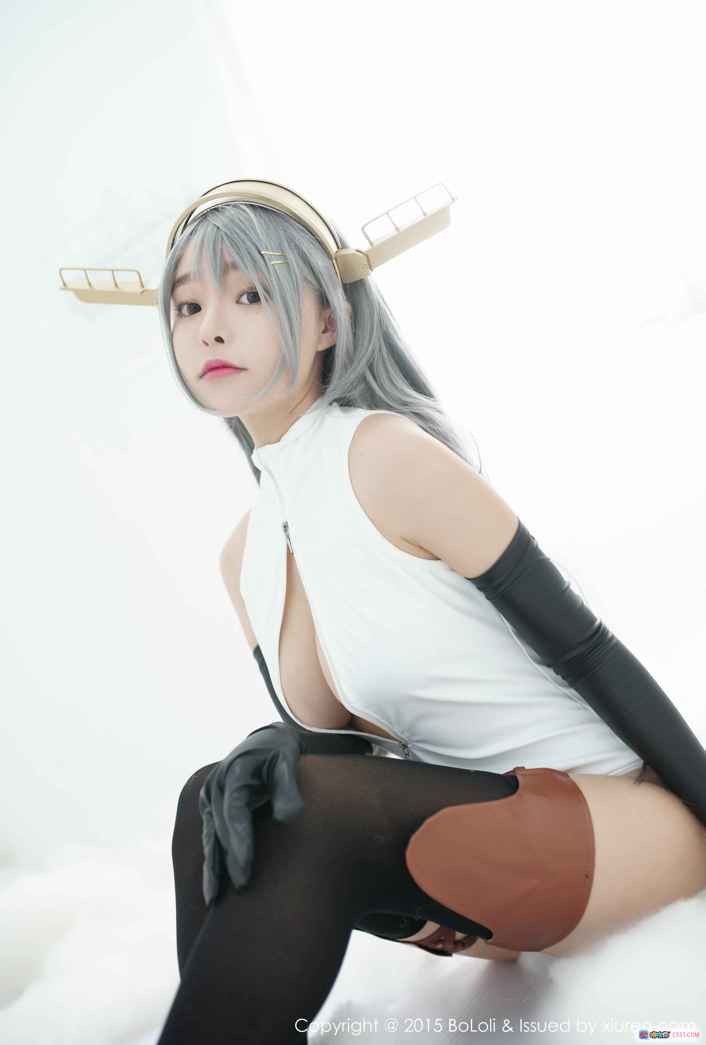 图片[9] - BoLoli波萝社柳侑绮Sevenbaby白色深V连体衣黑丝长手套雪地写真Cosplay美少女 - 就要吻