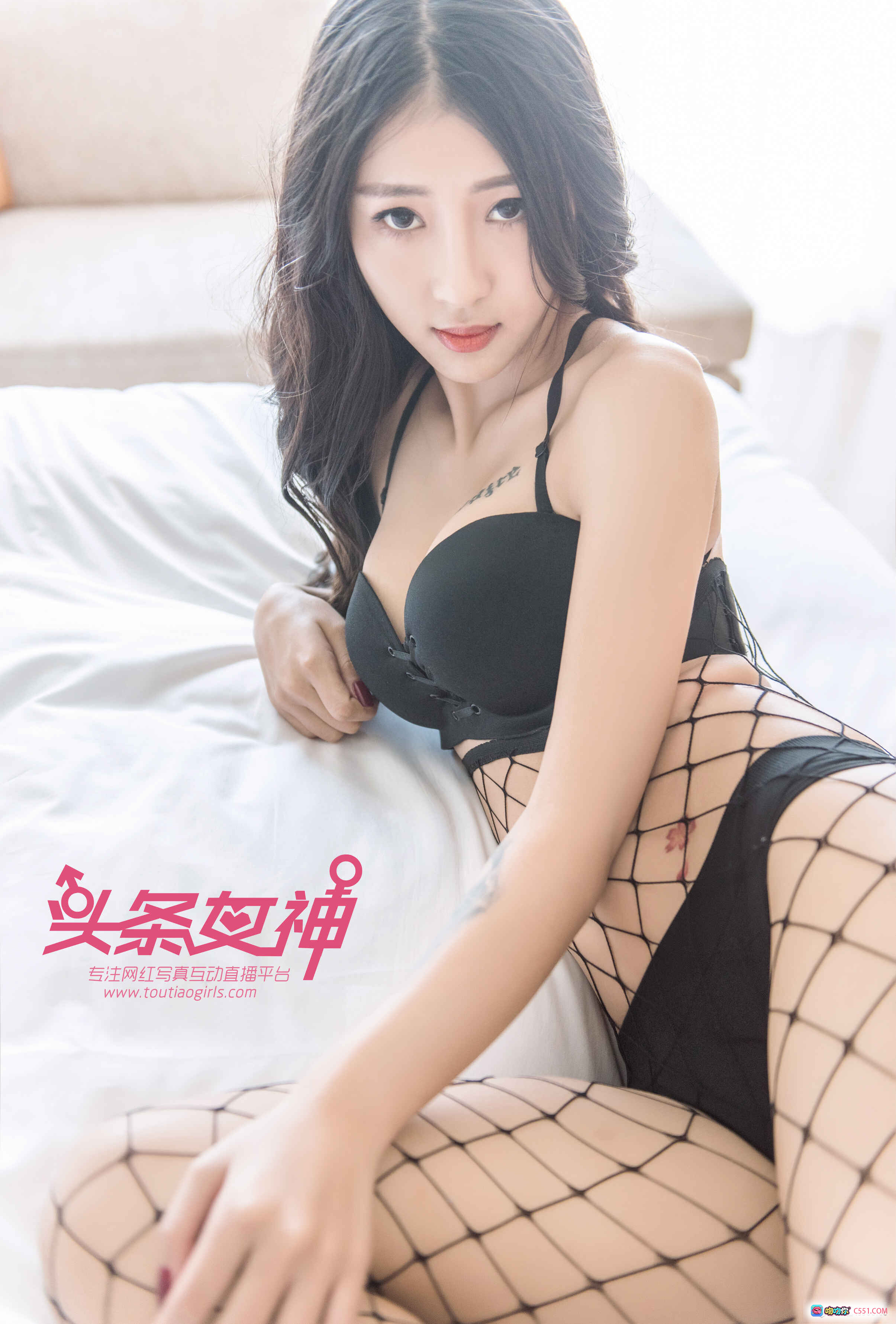 图片[10] - 头条女神如意性感写真：黑发红唇渔网袜床上诱惑，2017经典私房美图25P - 就要吻