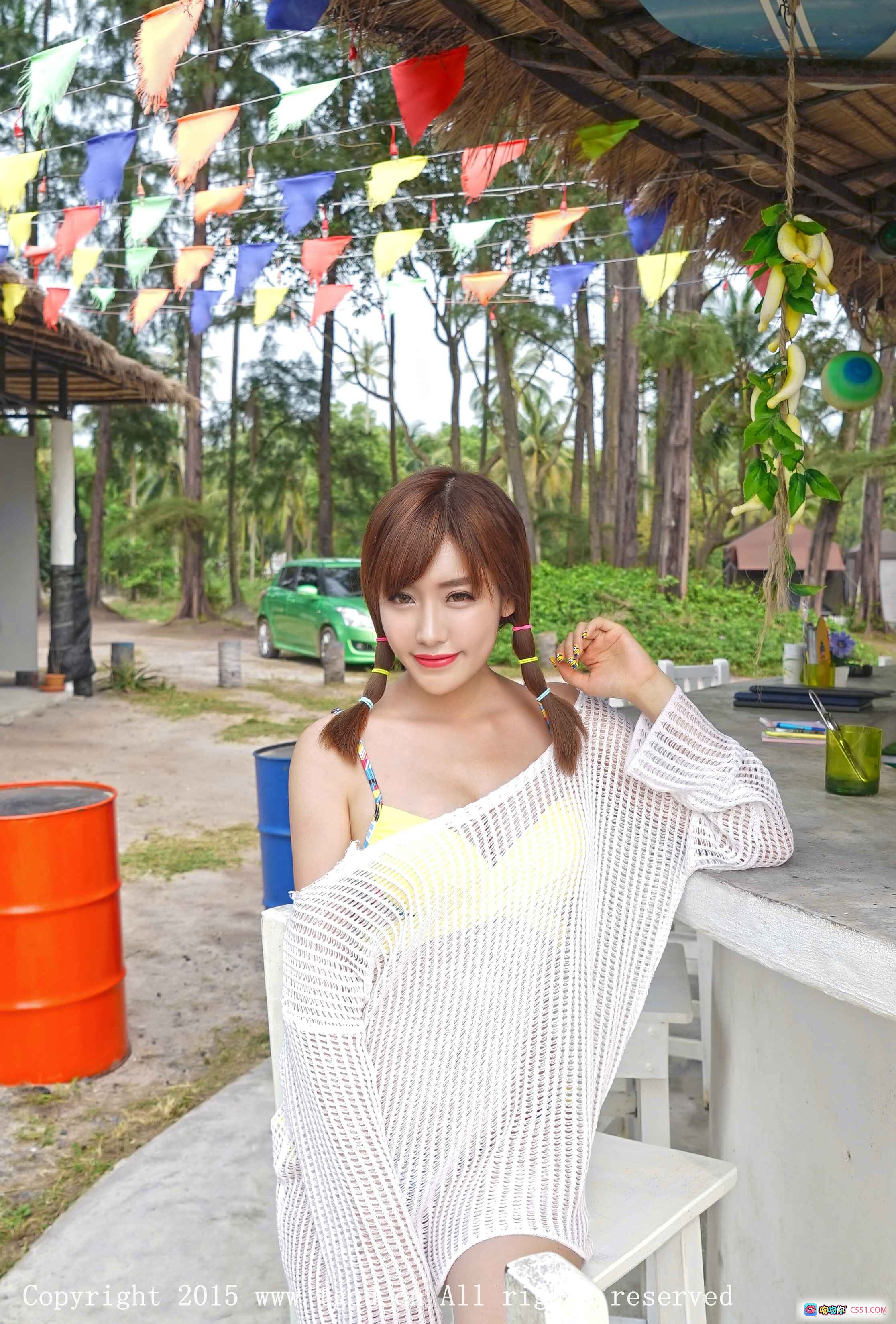 程小烦普吉岛旅拍写真 | 白色网纱外套搭配黄色比基尼 | 双马尾甜美造型 | 热带沙滩彩色旗帜背景 | 2015年户外清新风格摄影 - 就要吻