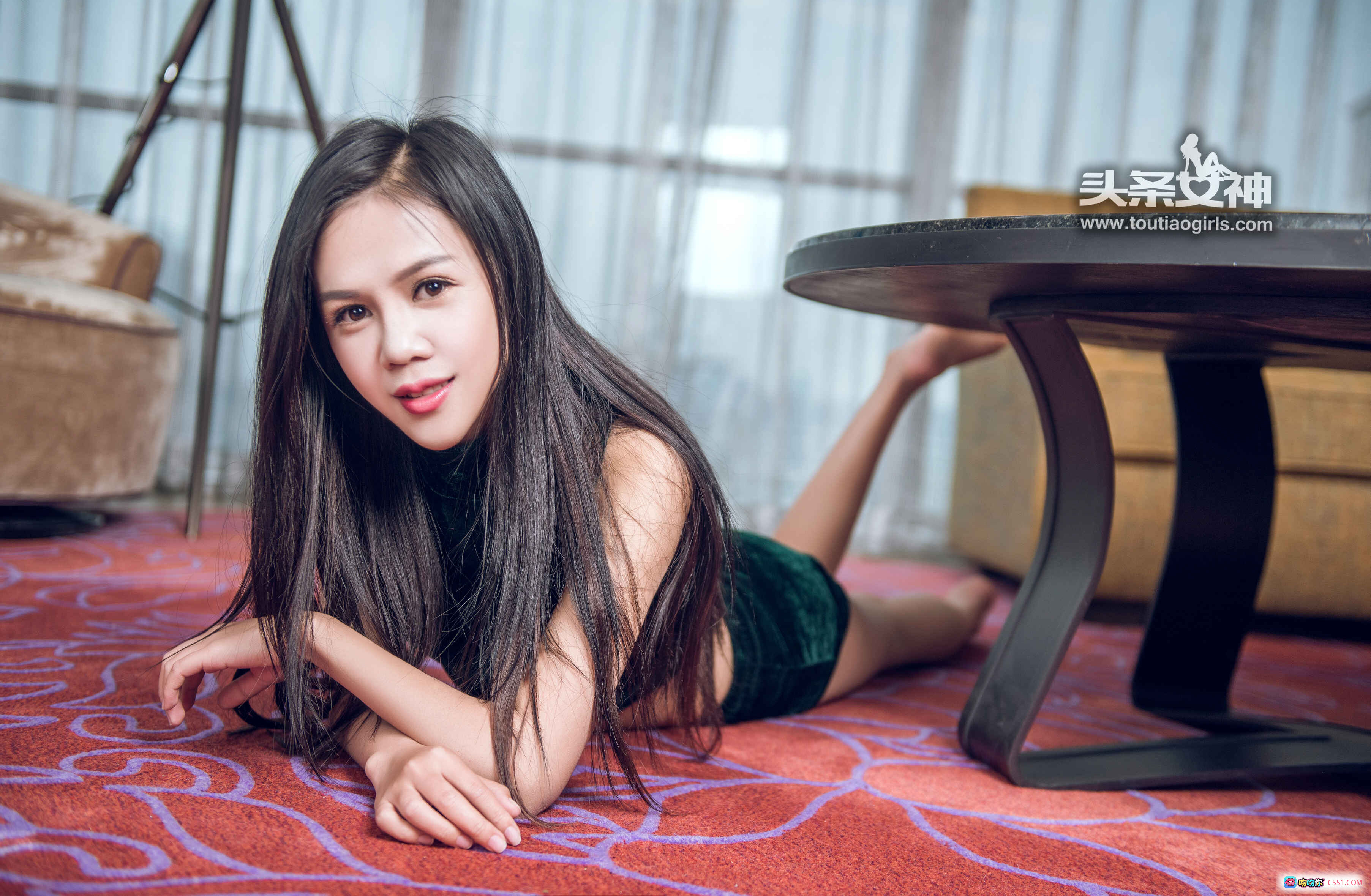 图片[4] - 头条女神优雅坐姿美腿写真 | 2017年4月18日高清图集 | 黑色丝绒连衣裙搭配米色沙发室内人像摄影 - 就要吻