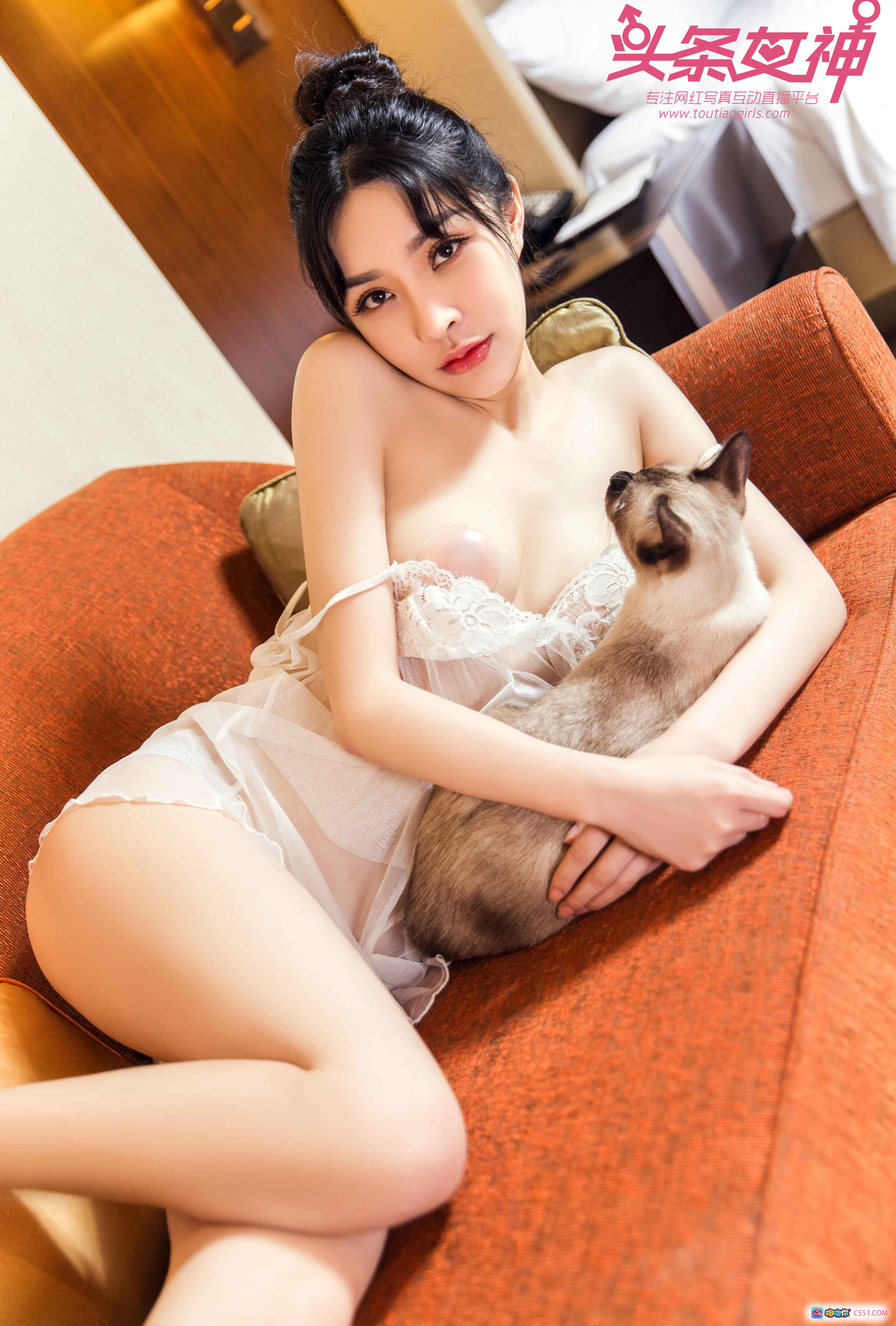 图片[8] - TouTiao头条女神Baby性感蕾丝睡衣写真 橙色沙发抱猫私房美图 2017.10.11 17P高清图集 - 就要吻