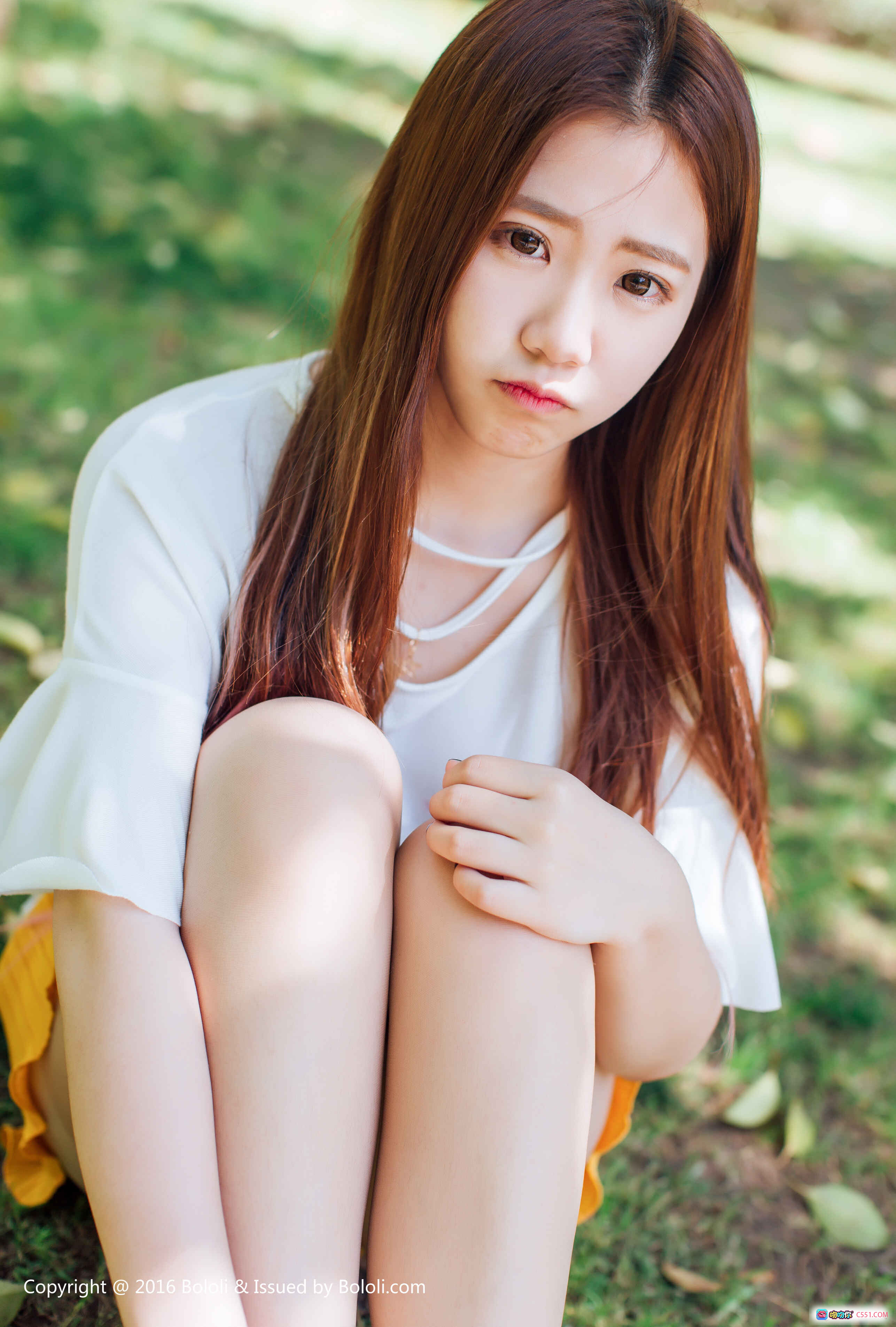 图片[4] - 董成丽清新街拍写真 | 白色T恤黄色百褶裙 | 红砖墙光影少女风 | BoLoli波萝社Vol.109 - 就要吻