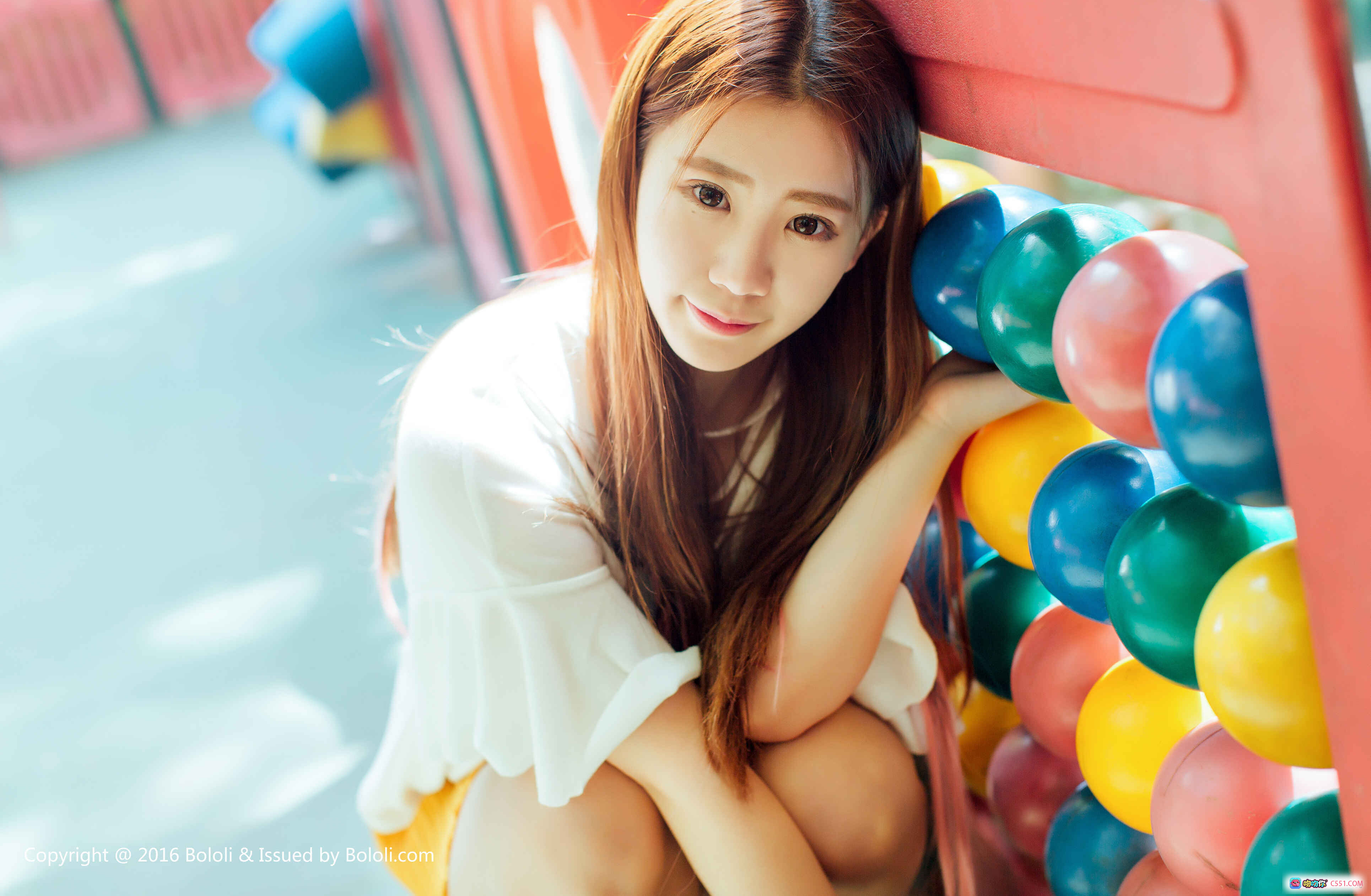 图片[2] - 董成丽清新街拍写真 | 白色T恤黄色百褶裙 | 红砖墙光影少女风 | BoLoli波萝社Vol.109 - 就要吻