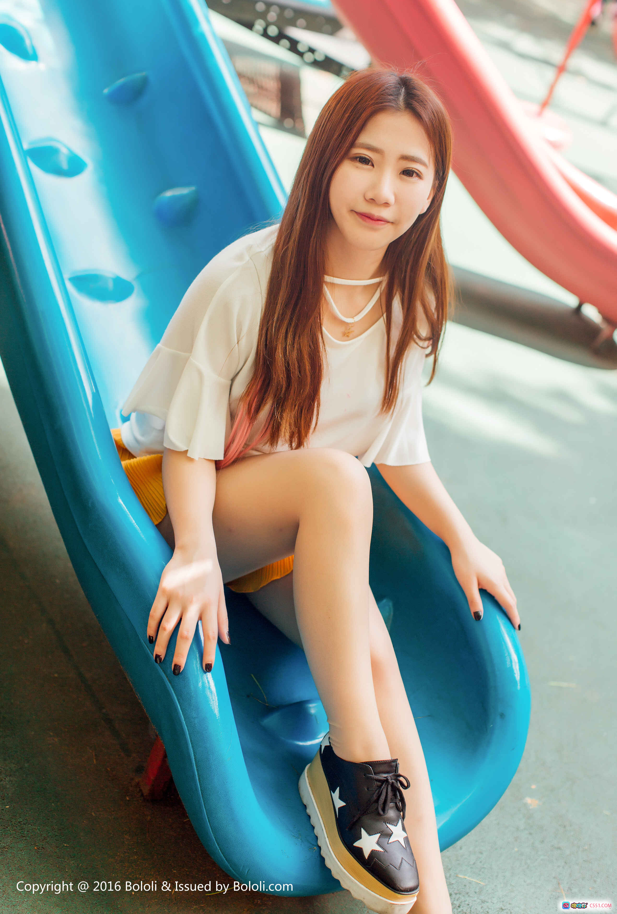 图片[7] - 董成丽清新街拍写真 | 白色T恤黄色百褶裙 | 红砖墙光影少女风 | BoLoli波萝社Vol.109 - 就要吻