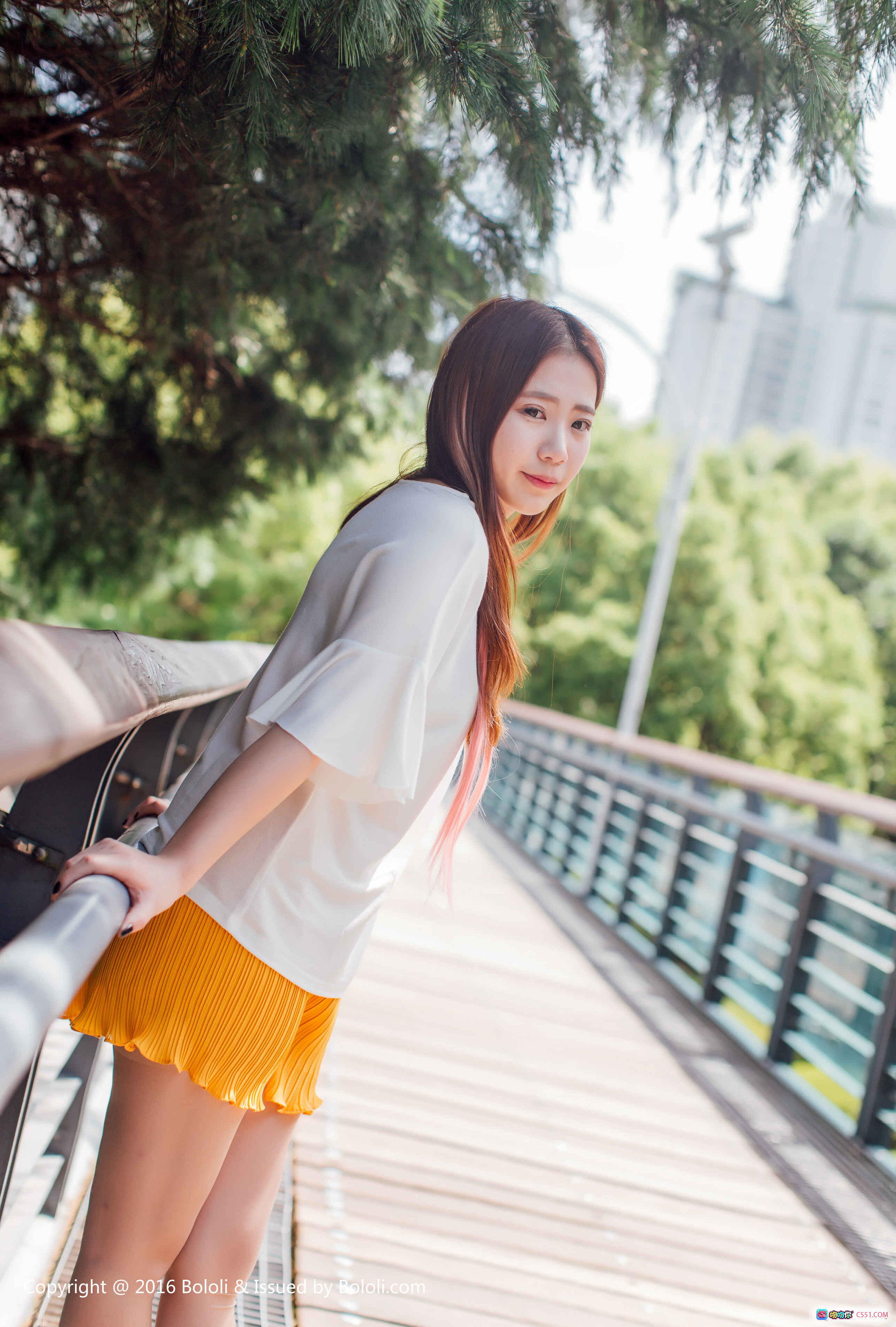 图片[8] - 董成丽清新街拍写真 | 白色T恤黄色百褶裙 | 红砖墙光影少女风 | BoLoli波萝社Vol.109 - 就要吻