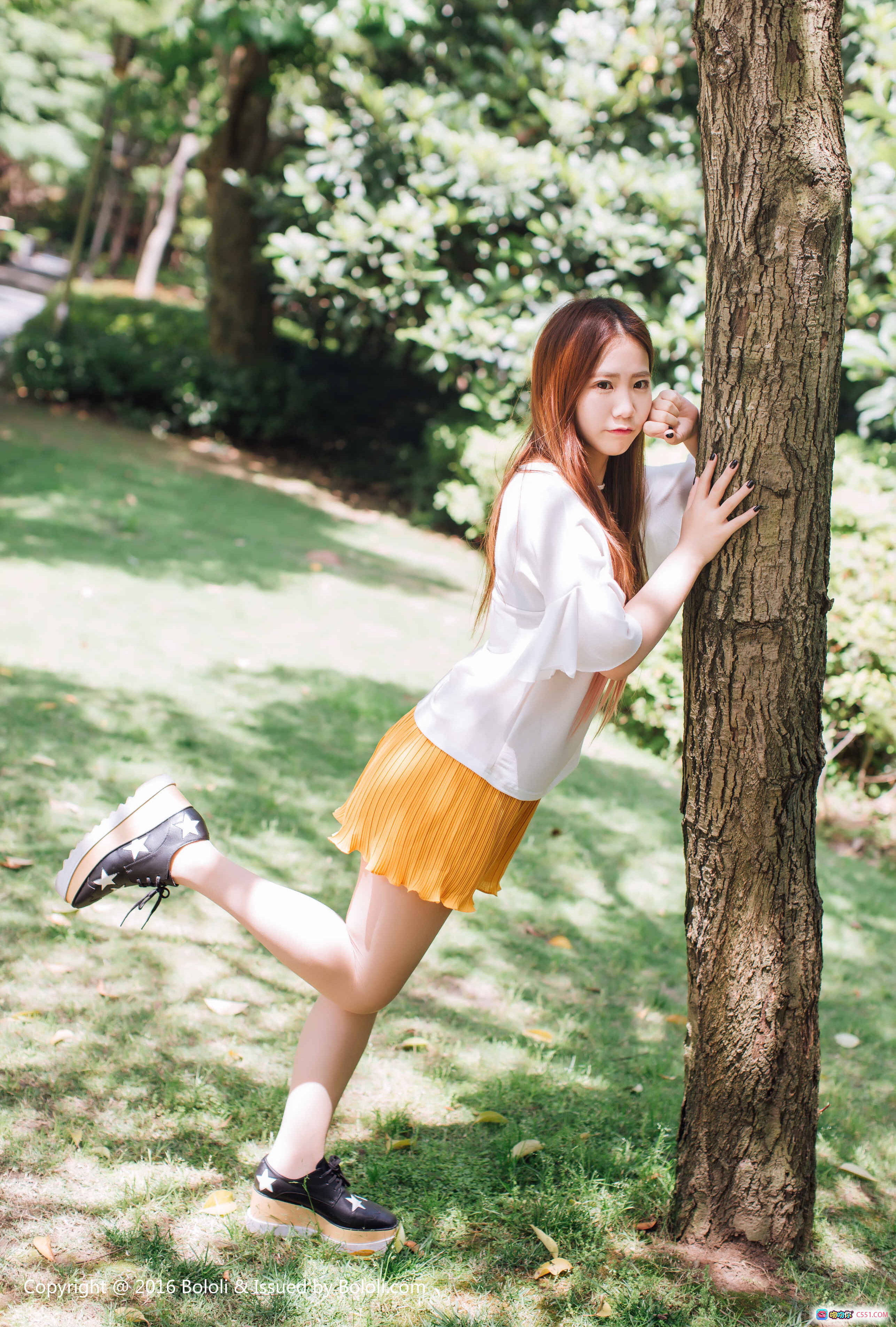 图片[3] - 董成丽清新街拍写真 | 白色T恤黄色百褶裙 | 红砖墙光影少女风 | BoLoli波萝社Vol.109 - 就要吻