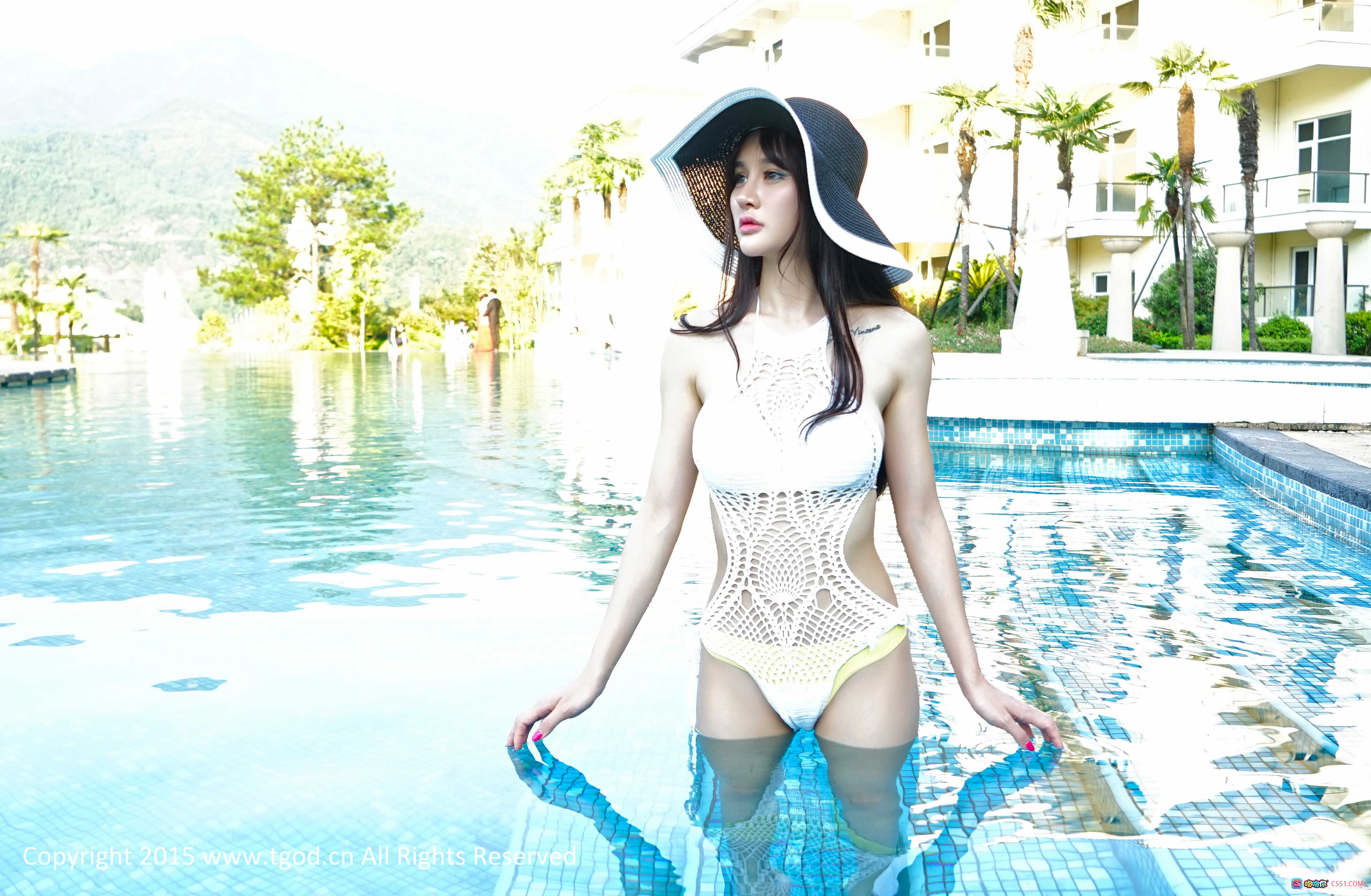 图片[10] - Cheryl青树云曼旅拍泳池写真｜白色镂空泳衣+宽檐帽｜自然风光背景｜2015经典旅拍大片 - 就要吻