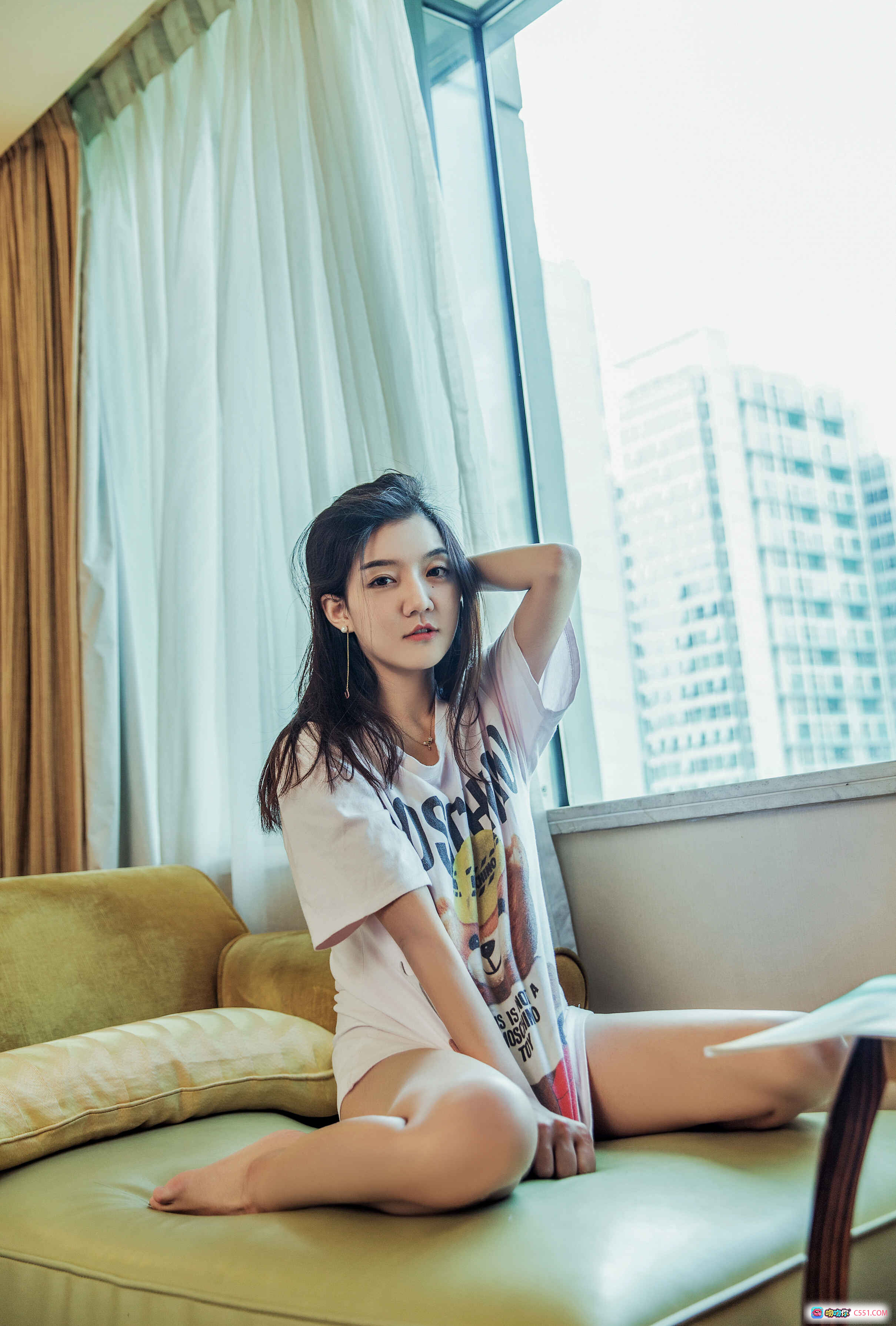 图片[10] - 鱼宝贝居家写真：慵懒沙发少女风，窗边阳光温柔穿搭，T恤短裤清新日常，咖啡杯杂志伴读时光 - 就要吻