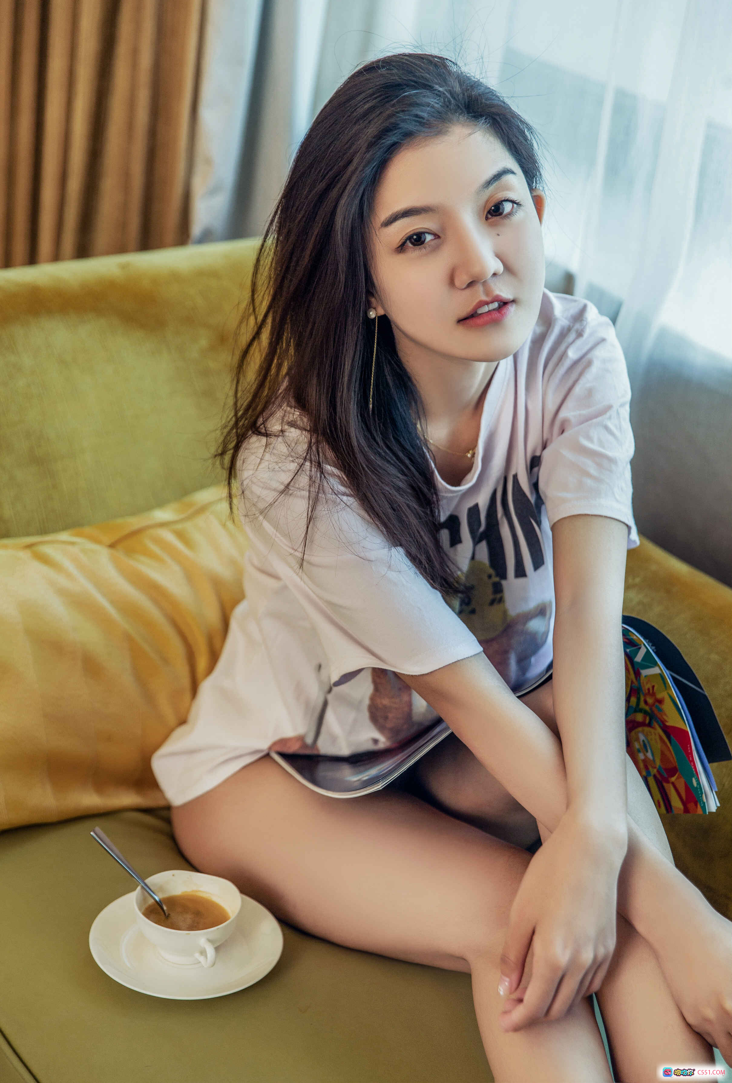 图片[8] - 鱼宝贝居家写真：慵懒沙发少女风，窗边阳光温柔穿搭，T恤短裤清新日常，咖啡杯杂志伴读时光 - 就要吻