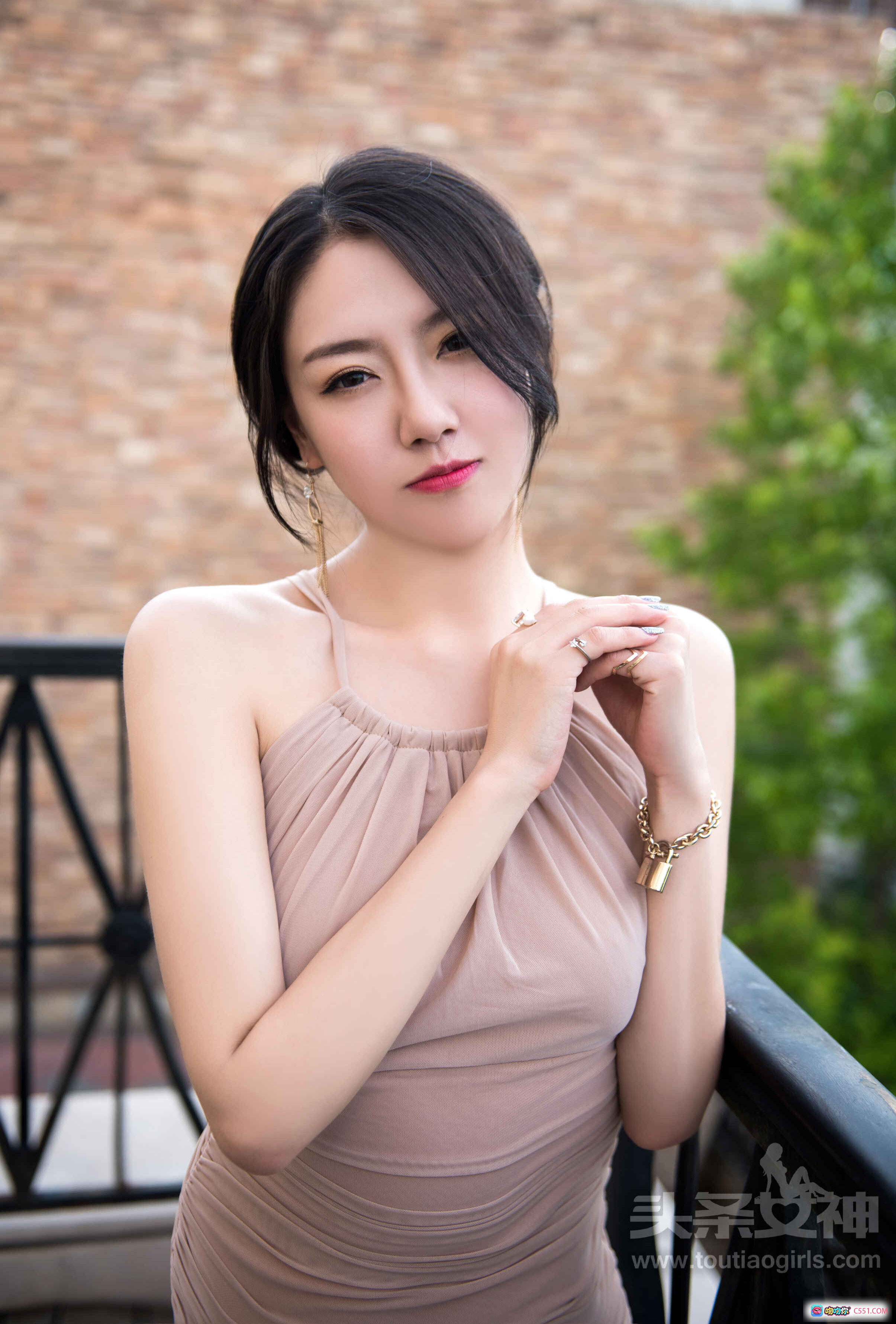 丹丹爱在深秋 | 头条女神优雅写真 | 粉色吊带裙美拍 | 砖墙绿植背景 | 2017年7月3日高清图集 - 就要吻